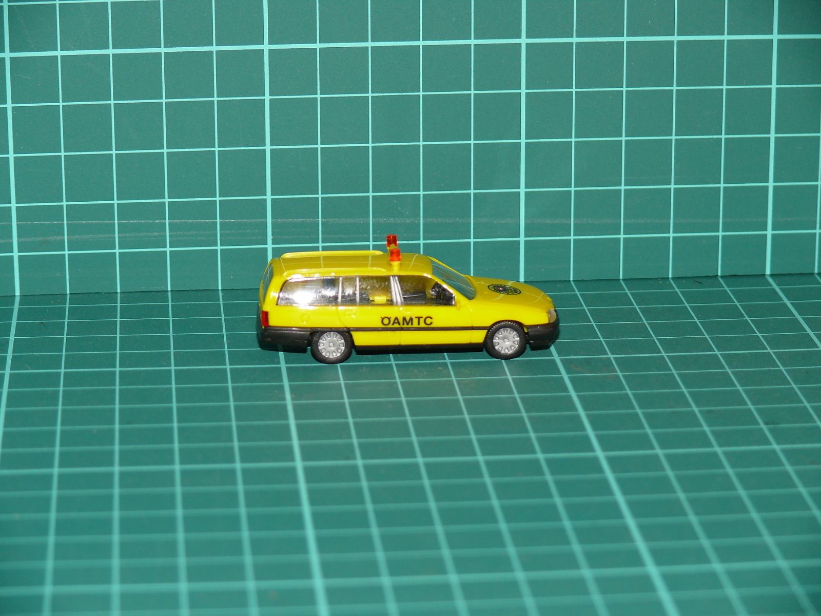 Herpa - Opel Omega Caravan Asistenční vůz ÖAMTC (Pannenhilfe) – H0