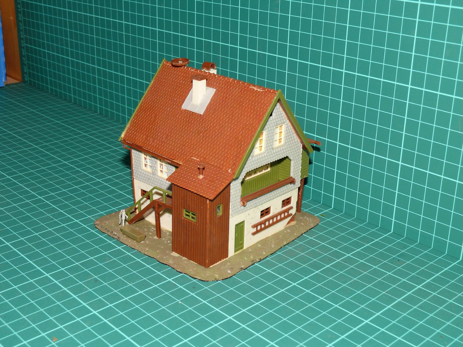 Faller / Vollmer H0 (1:87) – Černoleský / alsaský venkovský dům se šindelem, čapím hnízdem a pavlačí – H0