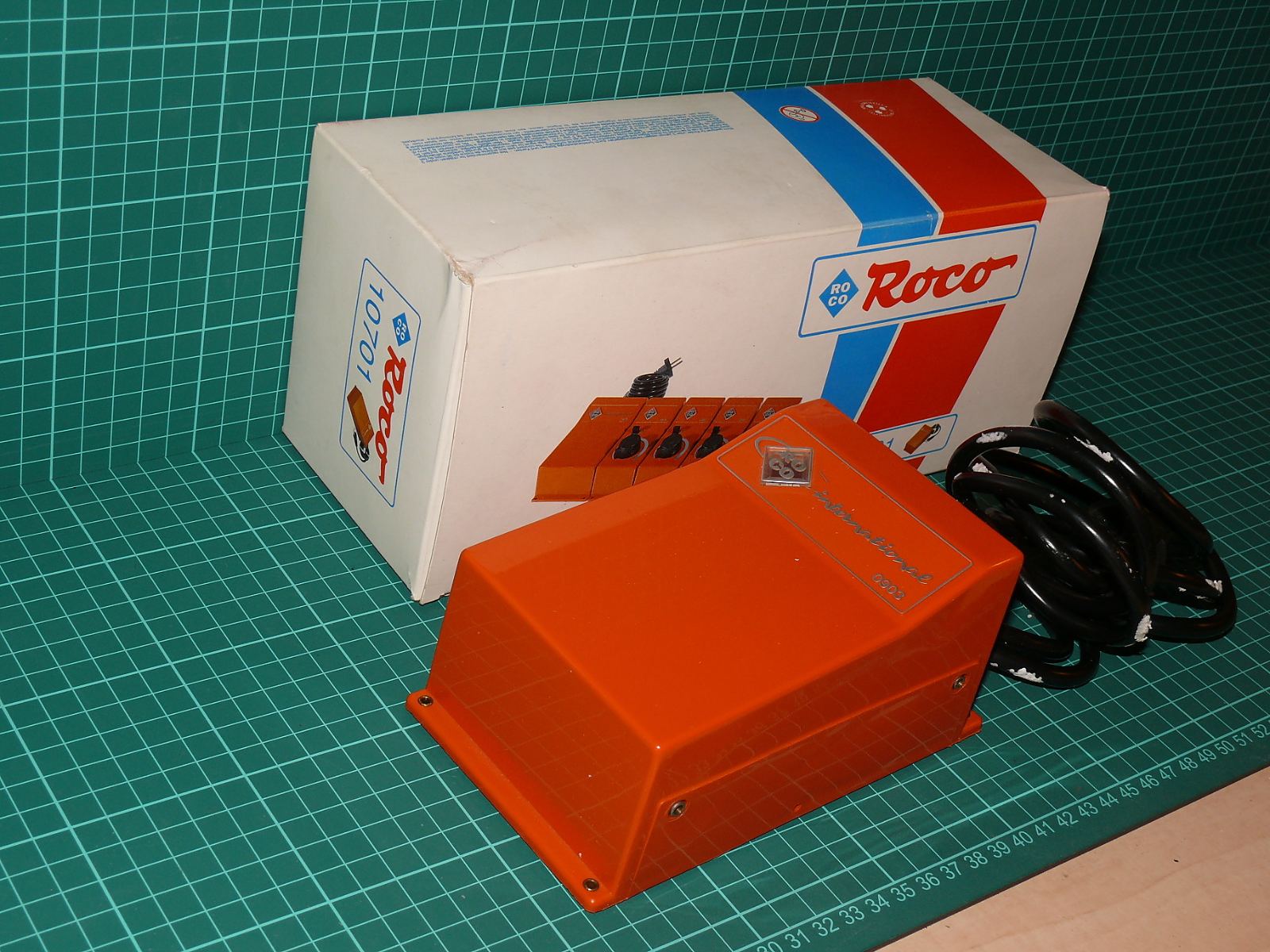 Roco H0 / TT / N – Výkonný síťový transformátor / napájecí zdroj (kat. č. 10701 / 0903) – VČETNĚ KRABIČKY – Napájení