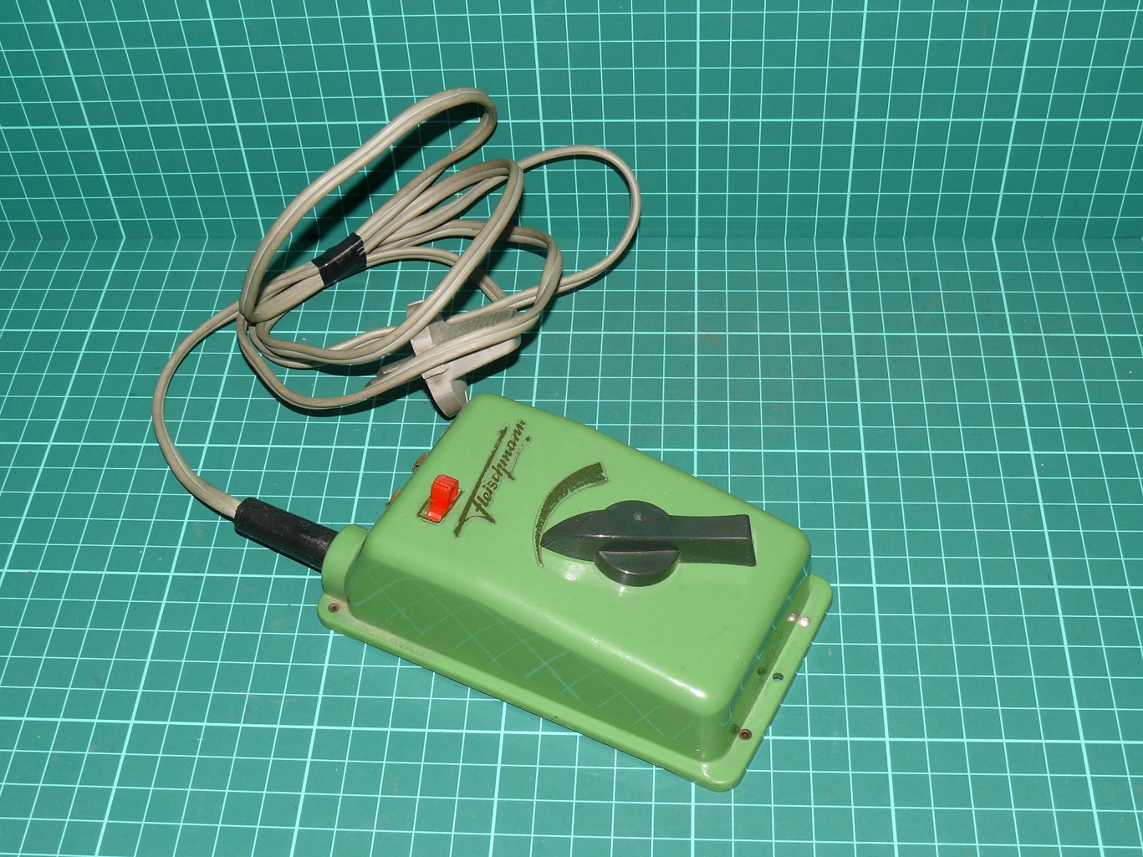 Fleischmann H0 / N – Retro analogový transformátor / regulátor zelený (kat. č. 506 / 507) – zahraniční zástrčka – Napájení