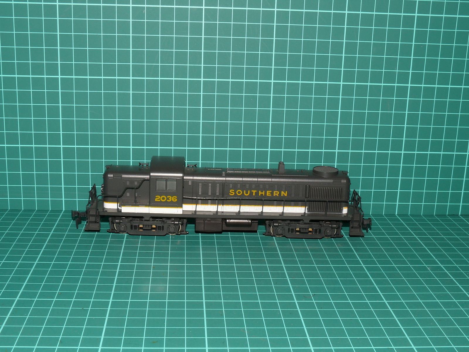 Atlas / Kato H0 – Dieselová lokomotiva EMD GP38 "Southern" #2036 (analog DC) – H0