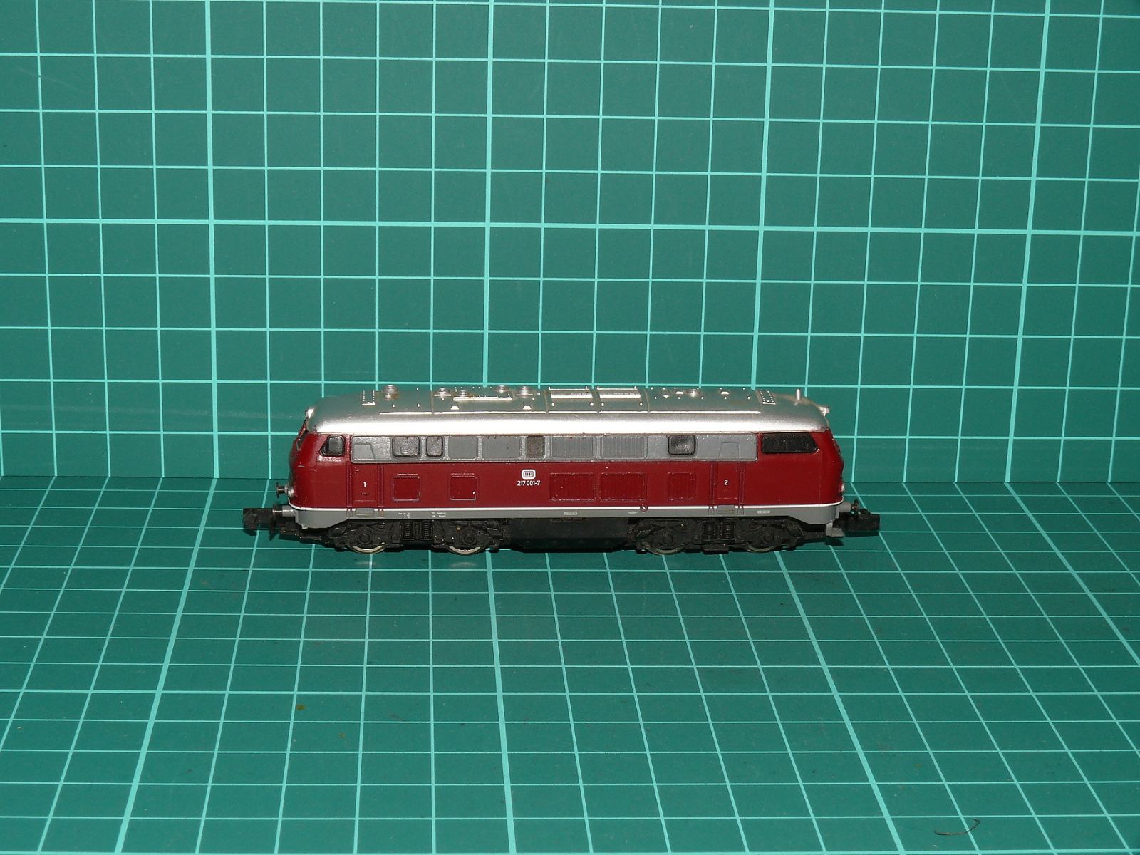Arnold N - Dieselová lokomotiva řady 217 (217 001-7) DB, purpurově červená (1:160) – N