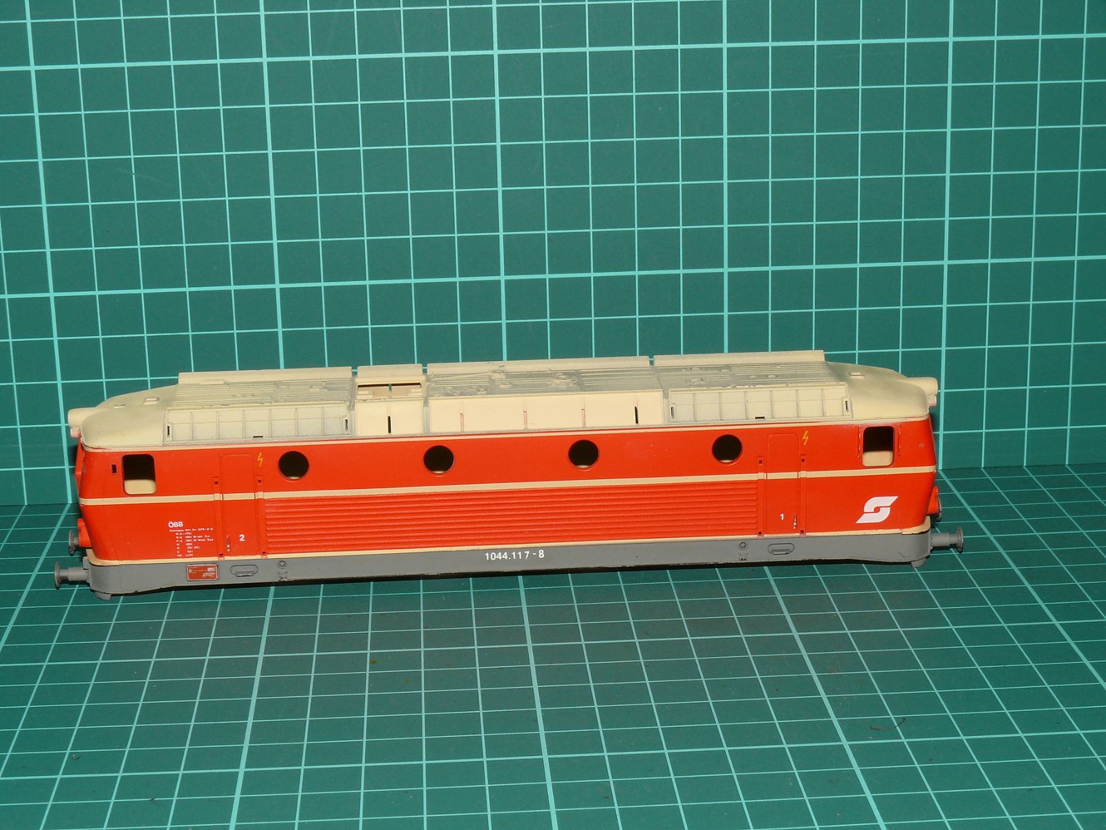 Roco H0 - Samostatná karoserie elektrické lokomotivy řady 1044 (1044.117-8) ÖBB, oranžovo-krémová (1:87) – H0