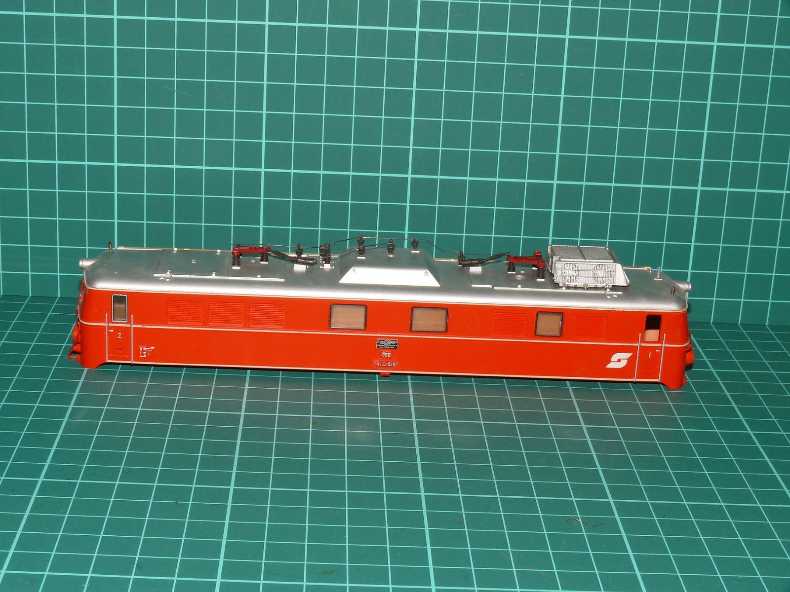 Roco H0 - Samostatná karoserie elektrické lokomotivy řady 1110 (1110.518) ÖBB s brzdovým odporem, červená (1:87) – H0