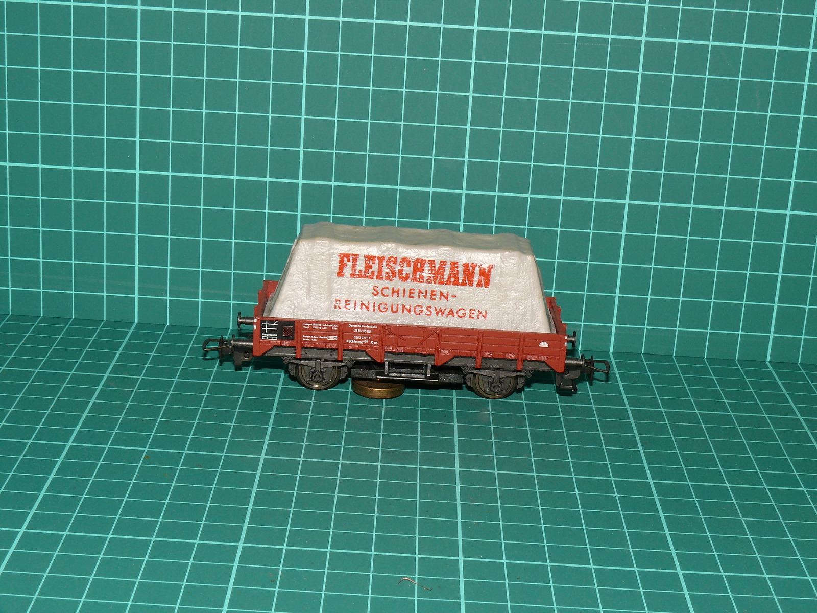 Fleischmann H0 - Kolejový čistící vůz (Schienen-Reinigungswagen) Kklmmks 05 DB s plachtou, hnědý (1:87) – H0