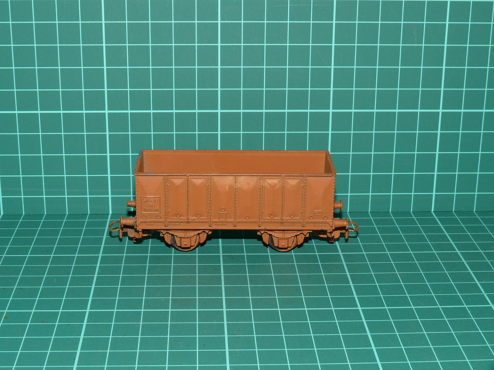 Kleinbahn H0 - Dvounápravový vysokostěnný nákladní vůz typu Omm / Tow SNCF, hnědý / patina (1:87) – H0