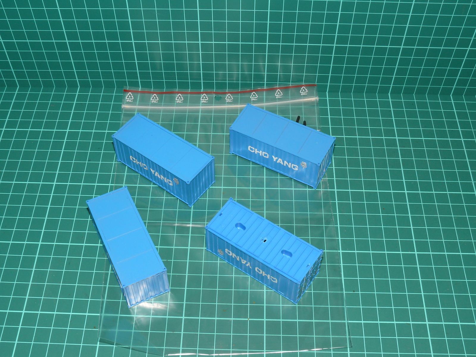 Herpa / Roco H0 - Sada 4× 20ft námořní kontejner „CHO YANG“, modrý - sada č. 44 (1:87) – H0