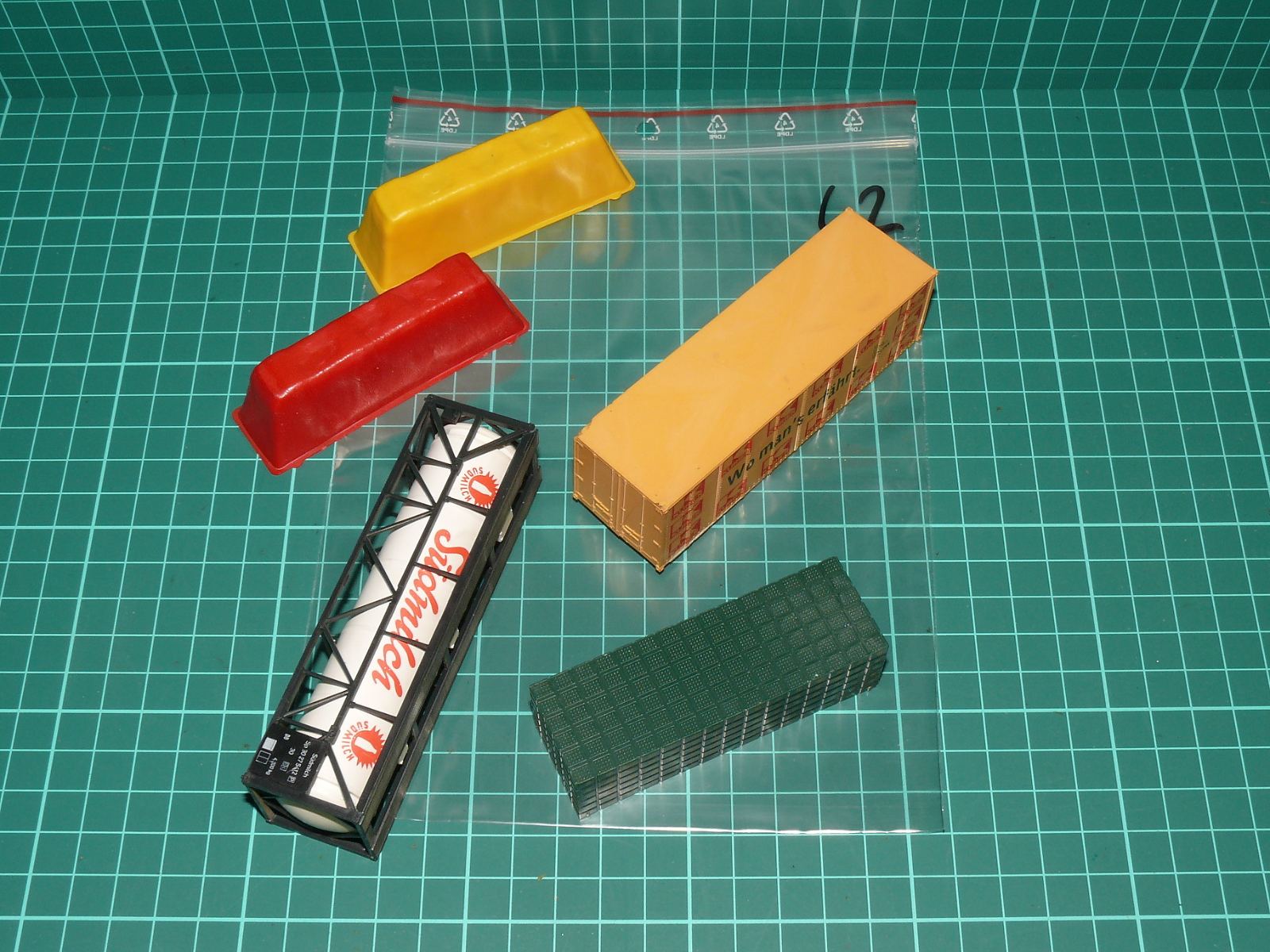 Roco / Kleinbahn H0 - Smíšená sada nákladů na vagony (tankkontejner Südmilch, kontejner Kurier, balíky kabelů/drátů a kryty) - sada č. 42 (1:87) – H0