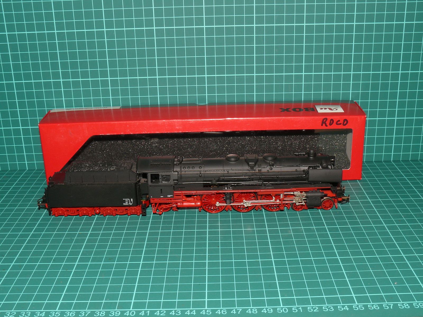 Roco H0 - Rychlíková parní lokomotiva řady 01 / 044 se čtyřnápravovým tendrem DB, černá/červená (1:87) – H0