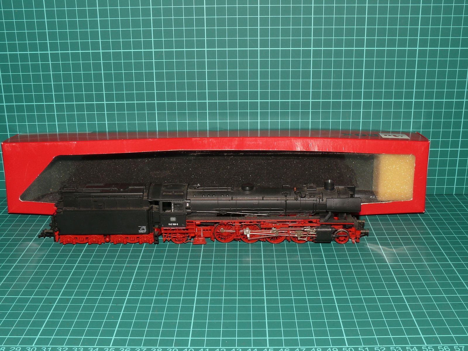 Roco H0 - Těžká nákladní parní lokomotiva řady 042 (042 168-5) DB s olejovým tendrem, černá/červená (1:87) – H0