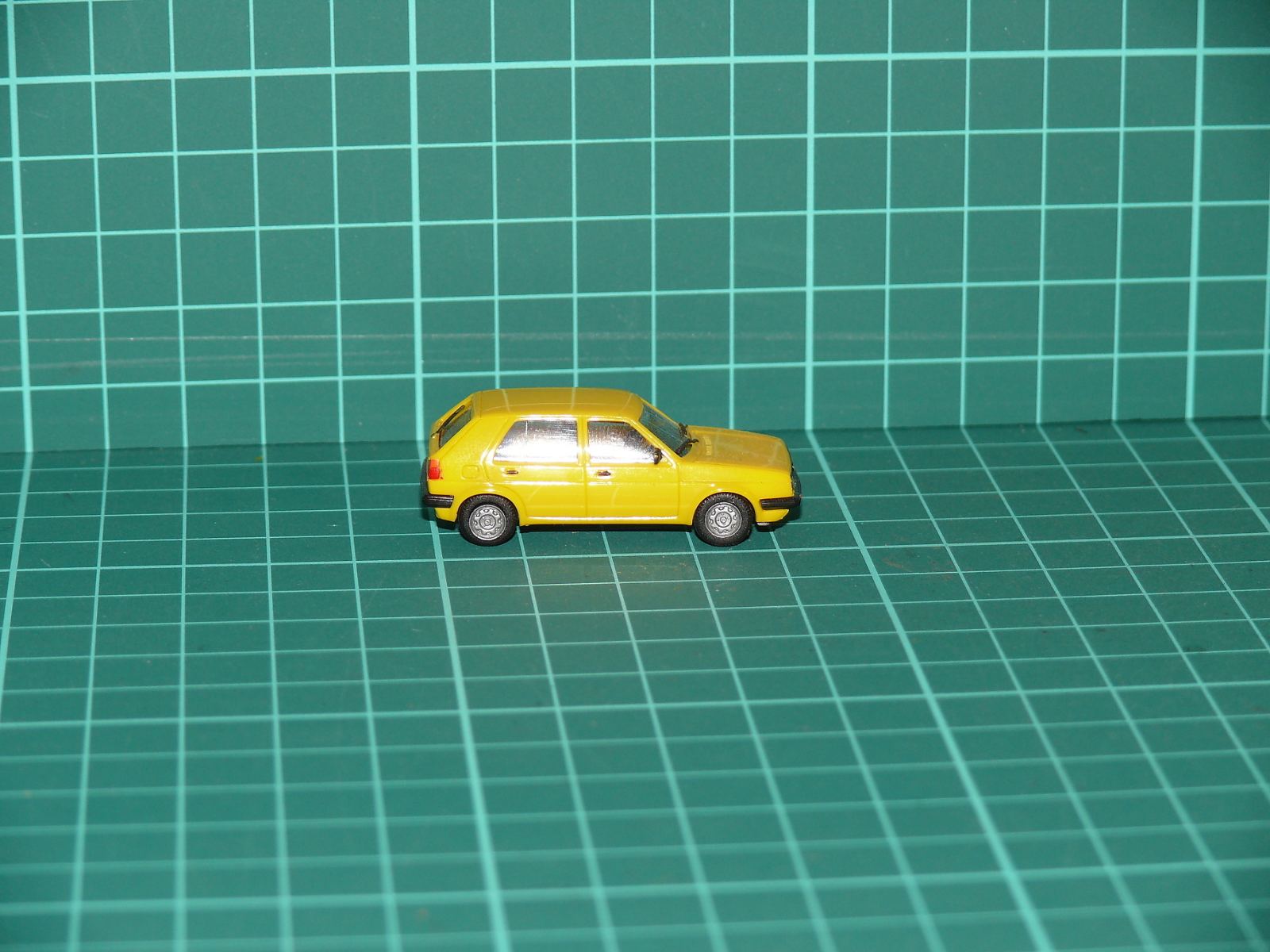 Herpa - Volkswagen Golf II 5dveřový Hatchback (žlutá) – H0