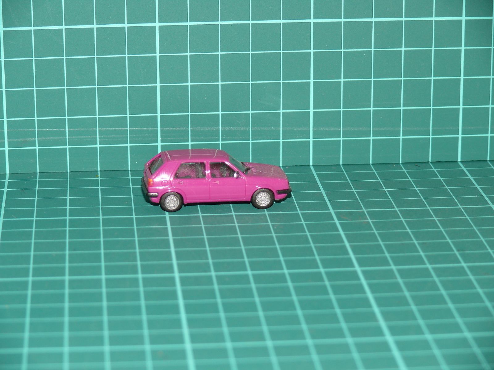 Herpa - Volkswagen Golf II 5dveřový Hatchback (růžová / magenta) – H0