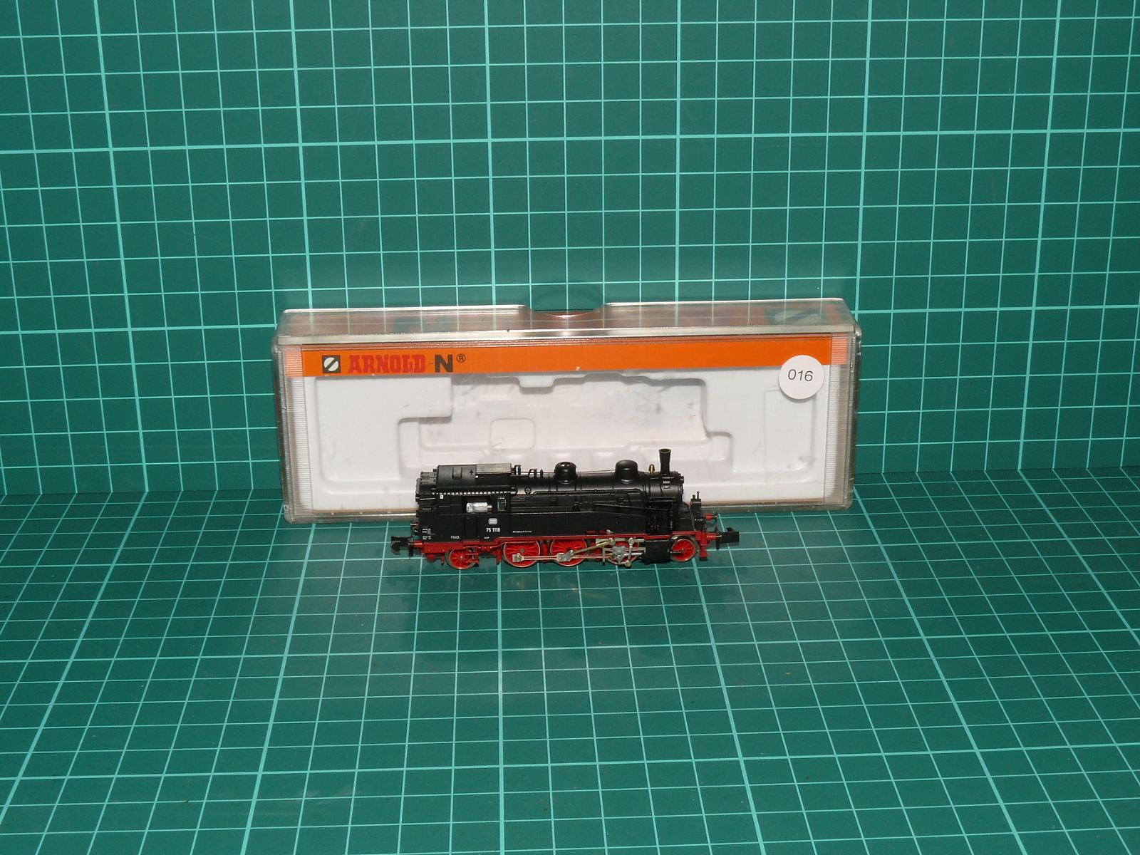 Arnold N - Tendrová parní lokomotiva řady 75 (75 1118 / T 5) DB s krabičkou, černá/červená (1:160) - kat. č. 2212 – N