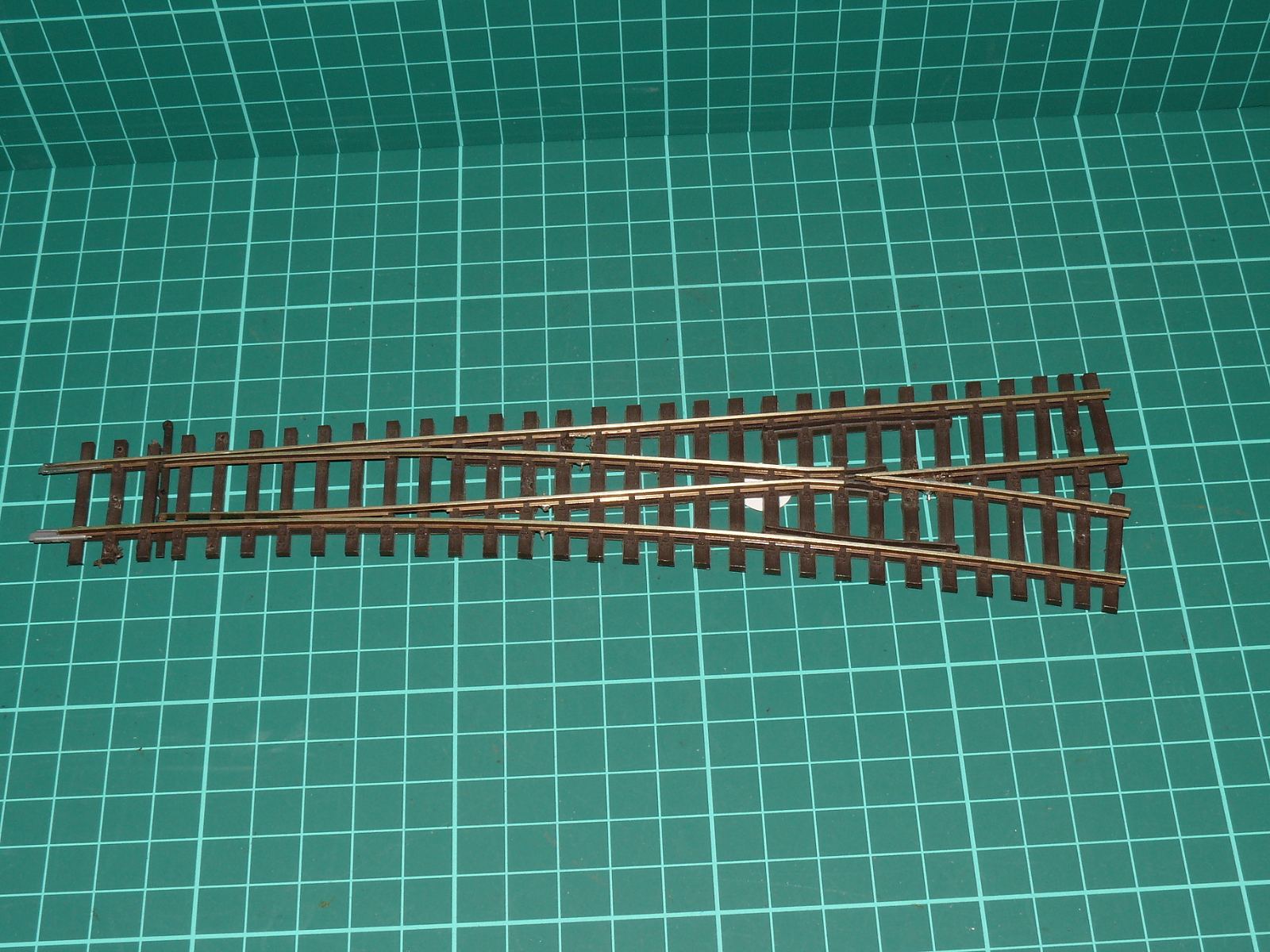 H0 - Dlouhá štíhlá levá modelová výhybka s kovovou srdcovkou (cca 26 cm, 1:87) - č. 018 – H0