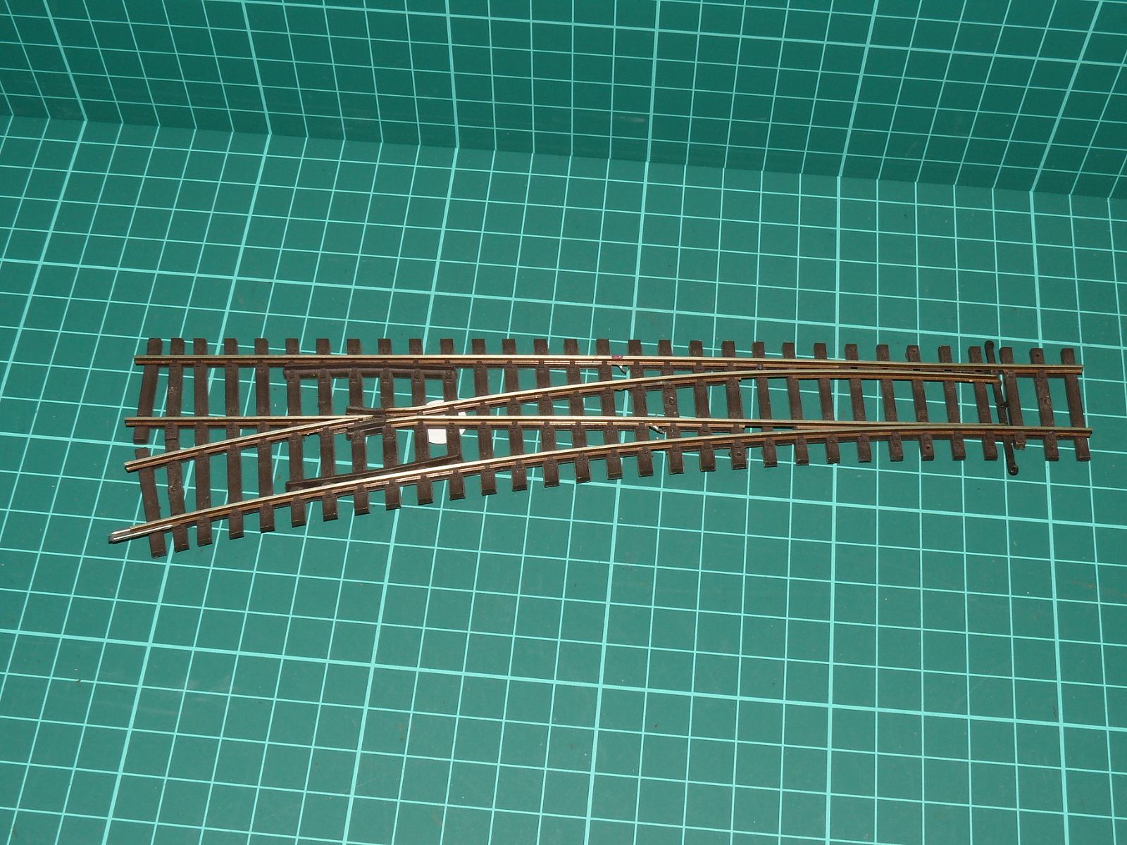 H0 - Dlouhá štíhlá pravá modelová výhybka s kovovou srdcovkou (cca 26 cm, 1:87) - č. 017 – H0