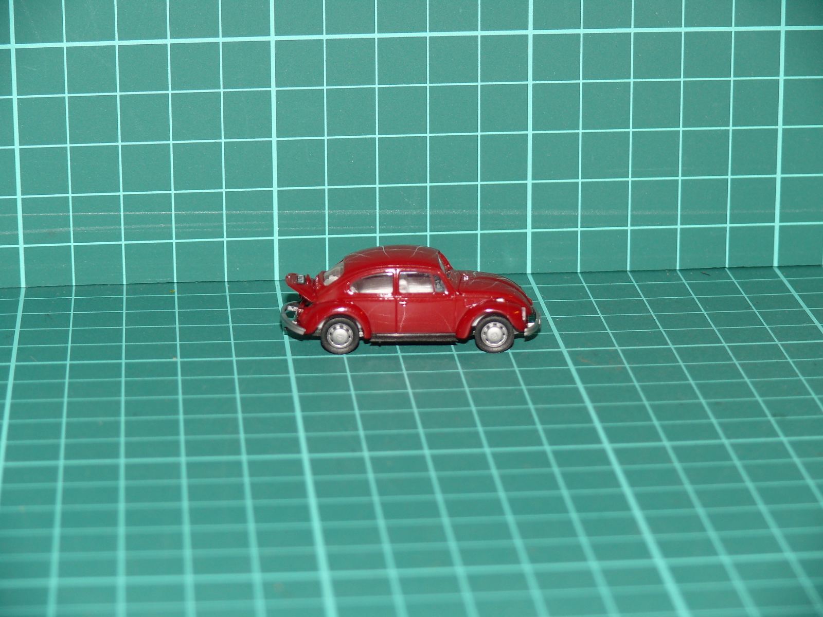Wiking - Volkswagen Brouk (Käfer 1302 / 1303) s otevřenou kapotou motoru – H0