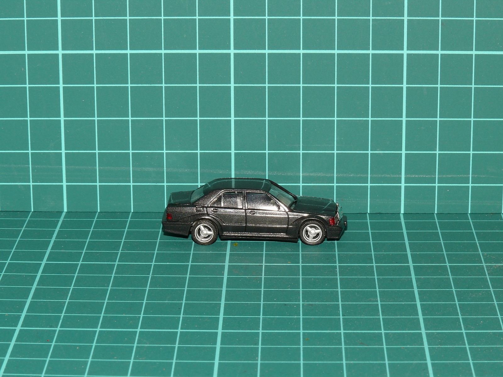 Herpa H0 - Model osobního automobilu Mercedes-Benz 190 E 2.5-16 (W201), černá metalíza (1:87) – H0
