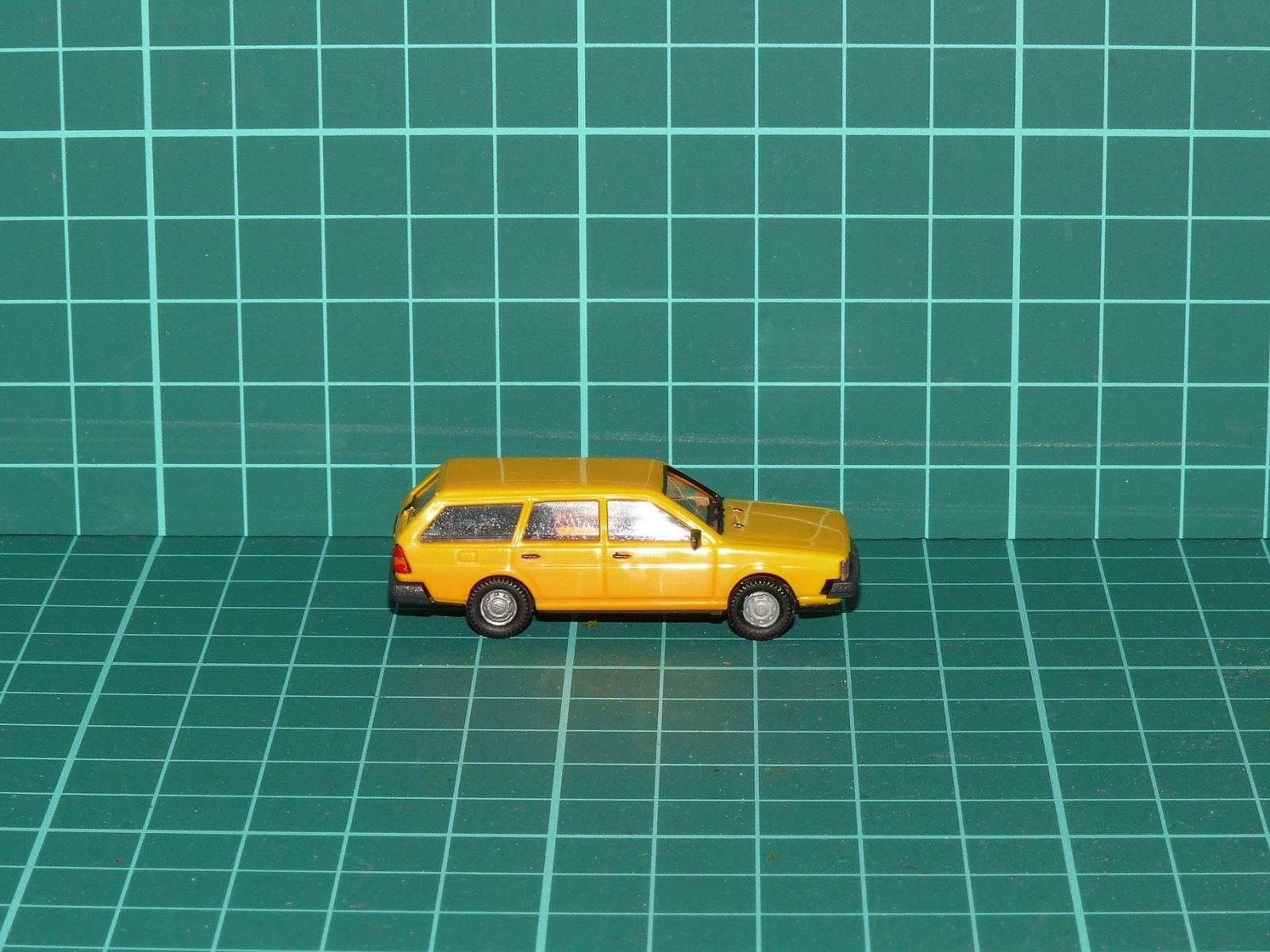 Wiking H0 - Model osobního automobilu Volkswagen Passat Variant (B2), žlutý (1:87) – H0