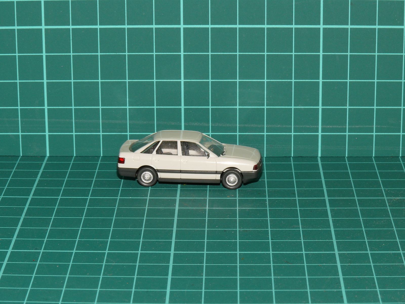 Wiking H0 - Model osobního automobilu Audi 80 (B3 / Typ 89), světle šedý / béžový (1:87) – H0