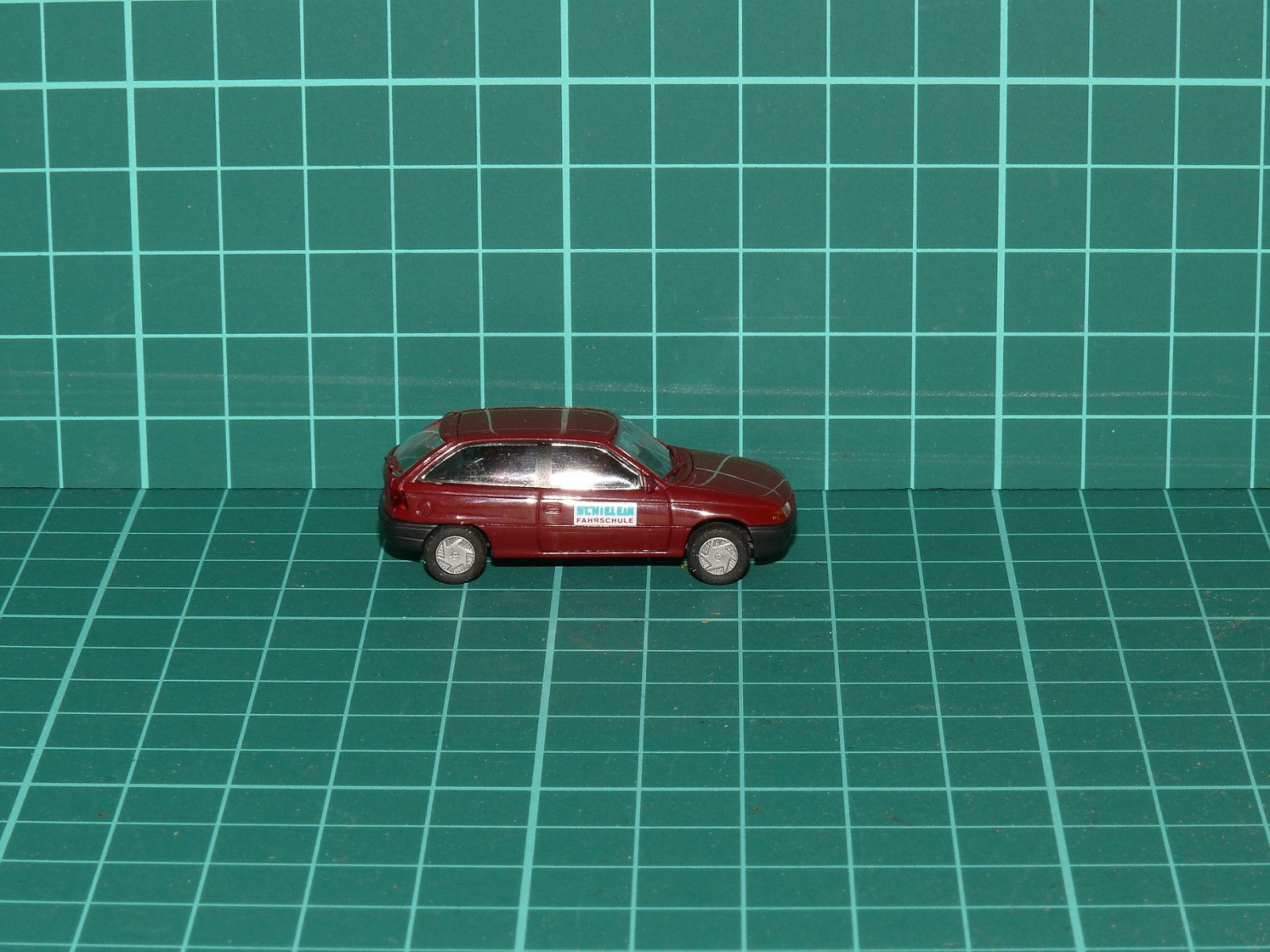 Herpa H0 - Model osobního automobilu Opel Astra F (třídveřový) autoškola „Fahrschule“, vínová metalíza (1:87) – H0