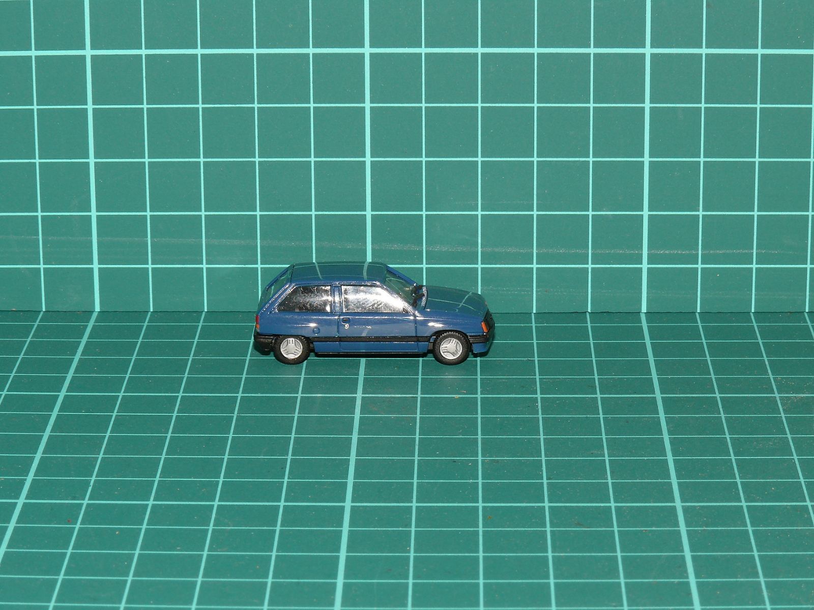 Herpa H0 - Model osobního automobilu Opel Corsa A (třídveřový), tmavě modrý (1:87) – H0