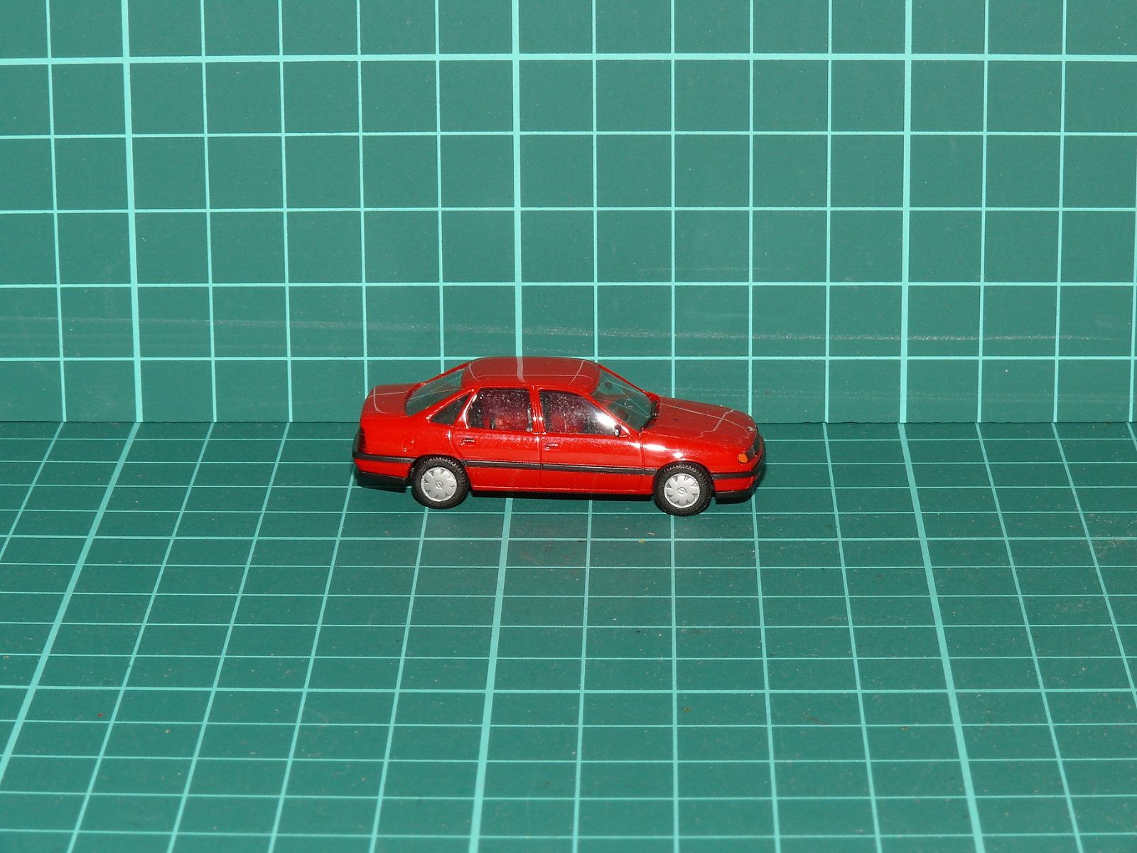 Herpa H0 - Model osobního automobilu Opel Vectra GL (A sedan), červený (1:87) – H0