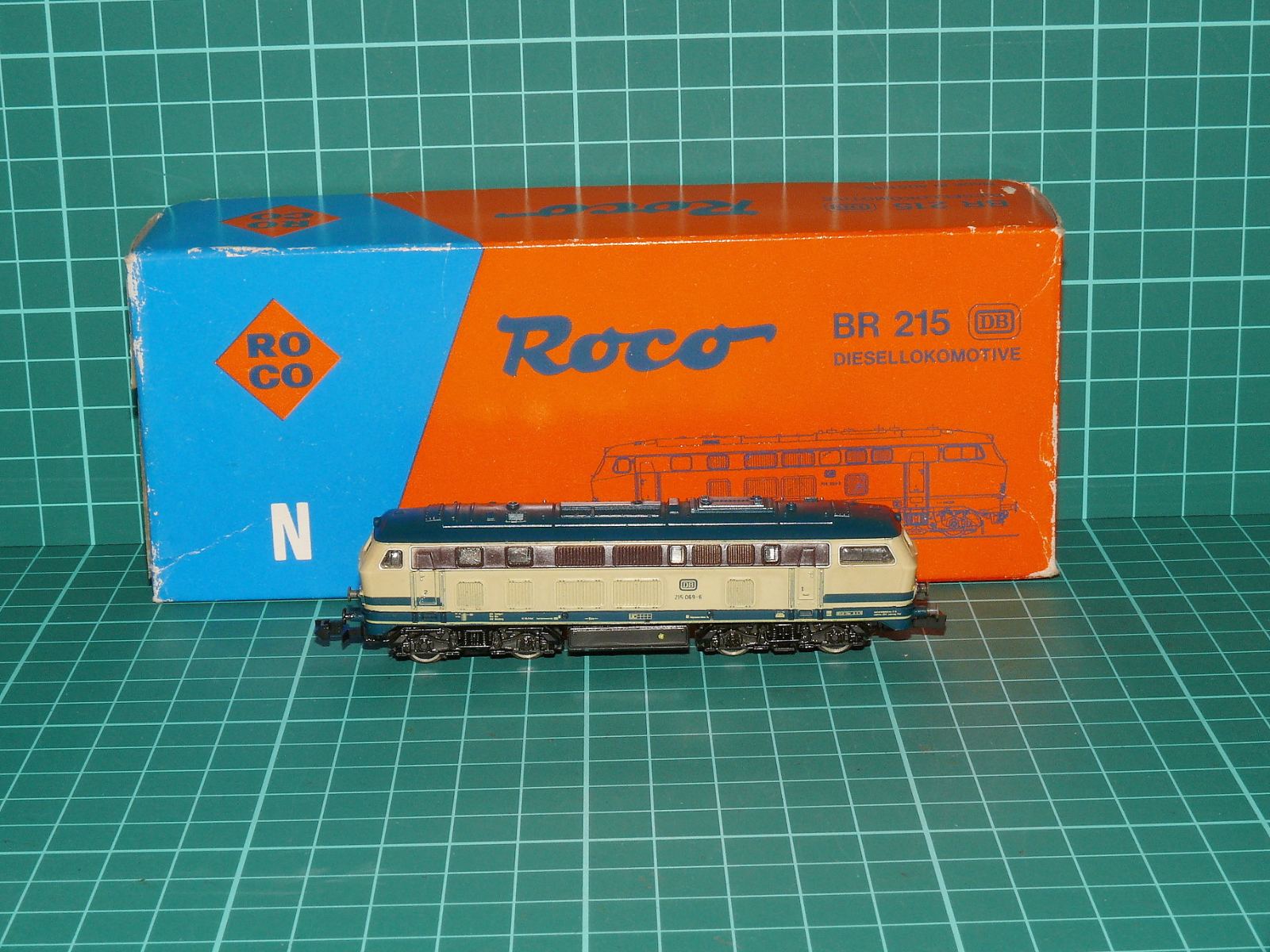 Roco N - Dieselová lokomotiva řady 215 (215 061-4) DB s originální krabičkou, modrá/béžová (1:160) - kat. č. 02150 / 23221 – N