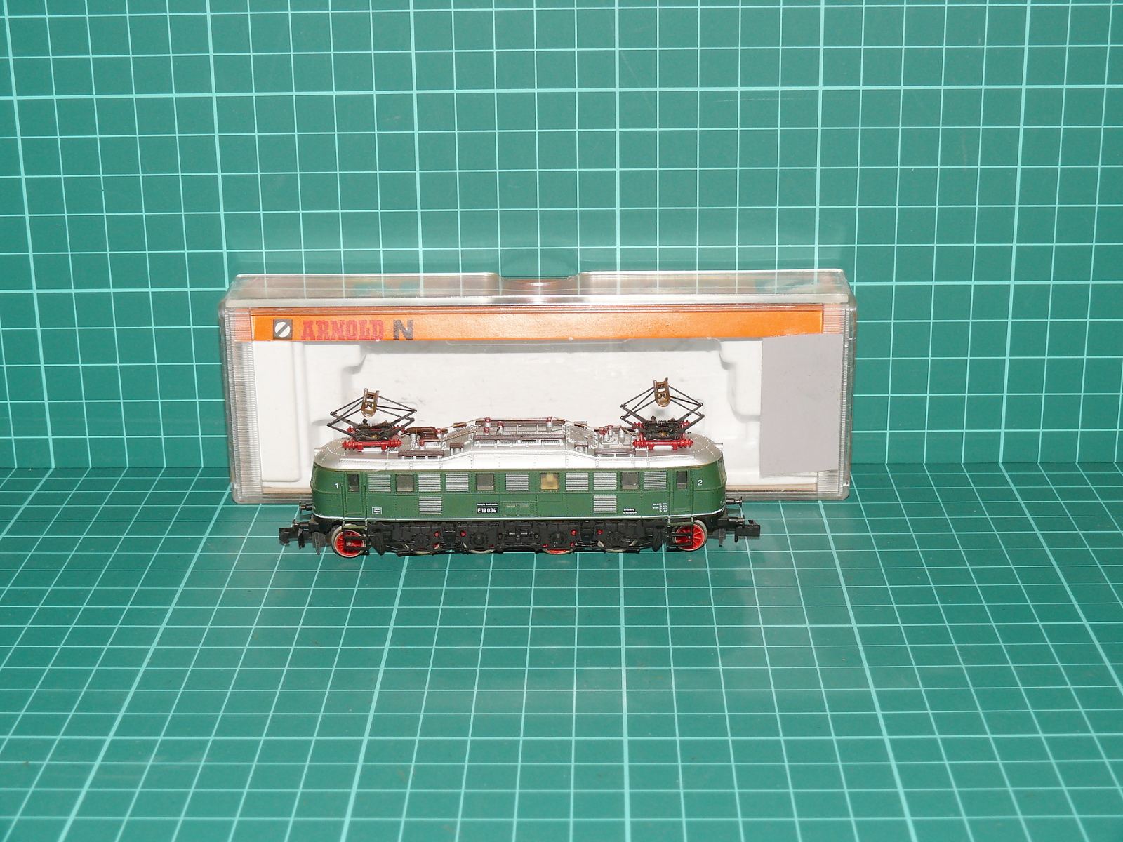 Arnold N - Rychlíková elektrická lokomotiva řady E 18 (E 18 034 / BR 118) DB s krabičkou, zelená (1:160) - kat. č. 2458 – N