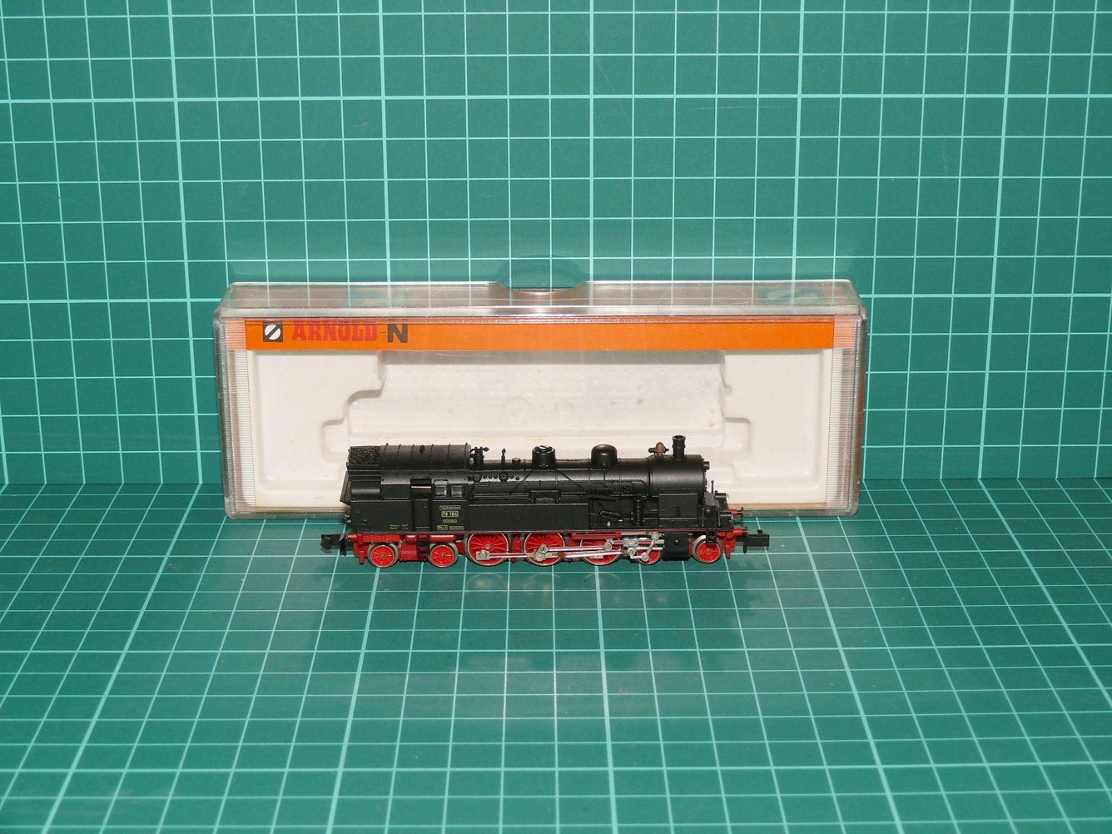 Arnold N - Tendrová parní lokomotiva řady 78 (78 164 / T 18) DRG s krabičkou, černá/červená (1:160) - kat. č. 2270 – N