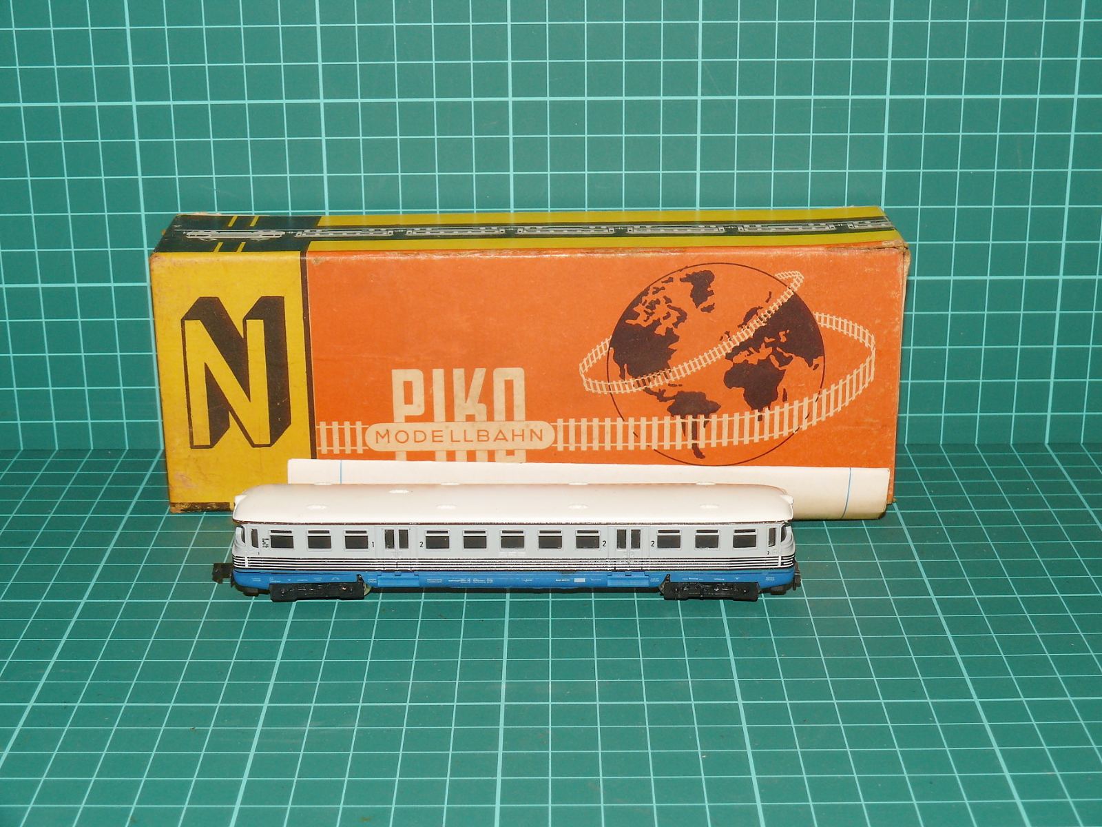 Piko N - Elektrický / motorový čtyřnápravový vůz VT 137 / C4ü (5/4105) DR s motorem a originální krabičkou (1:160) – N