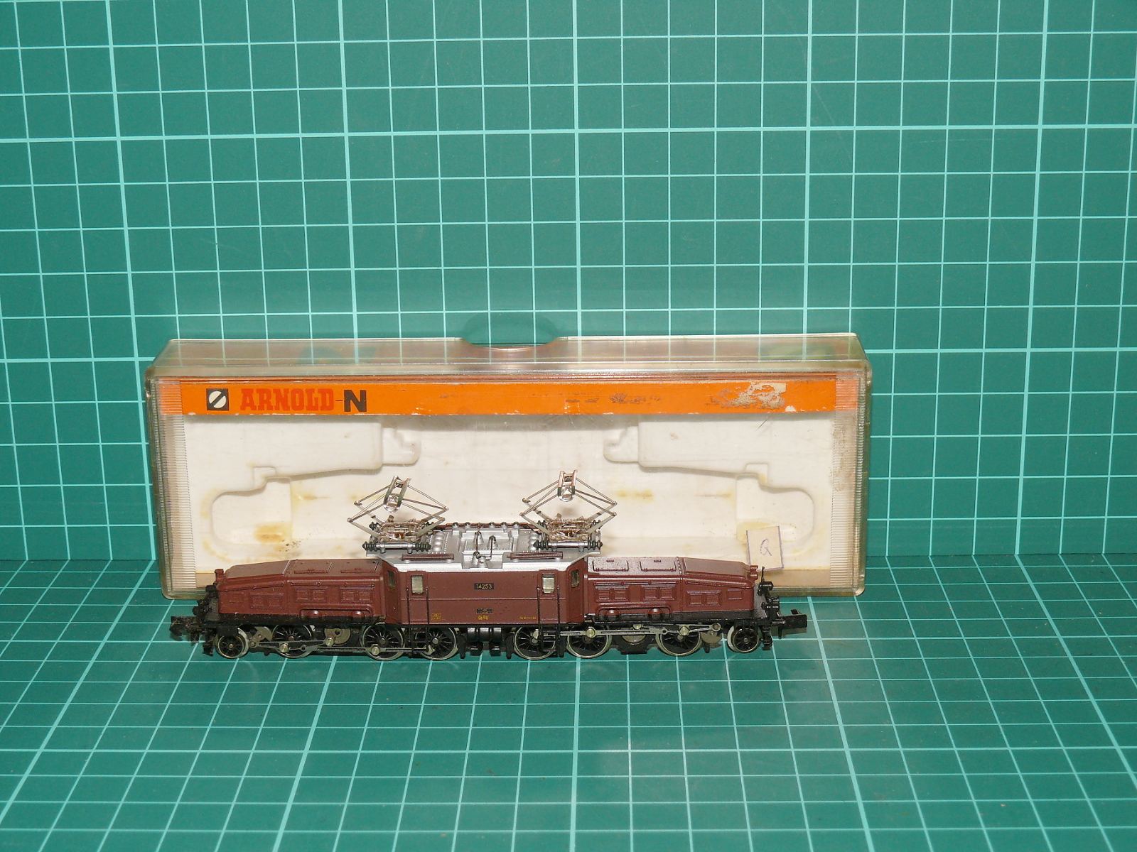 Arnold N - Švýcarská elektrická lokomotiva „Krokodýl“ Ce 6/8 III (14253) SBB-CFF s krabičkou, hnědá (1:160) - kat. č. 2468 – N