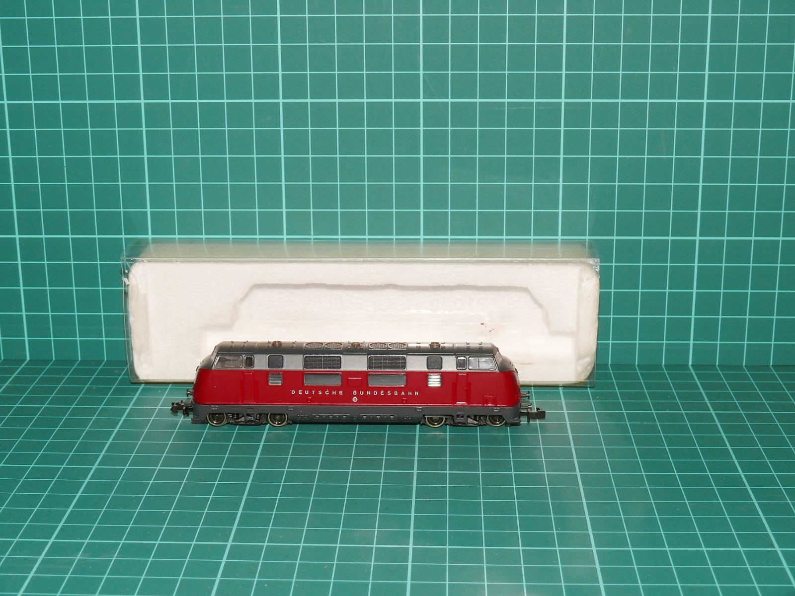 Roco N - Těžká motorová lokomotiva řady V 200 (V 200 035) DB s krabičkou, vínová (1:160) - kat. č. 02151 A / 23220 – N