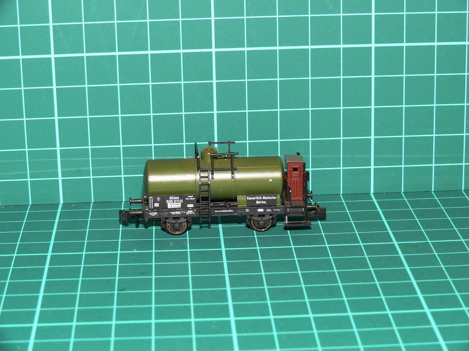 Fleischmann piccolo N - Dvounápravový cisternový vůz s brzdařskou budkou „Kaiserlich-Deutsche Marine“ KPEV (1:160) – N
