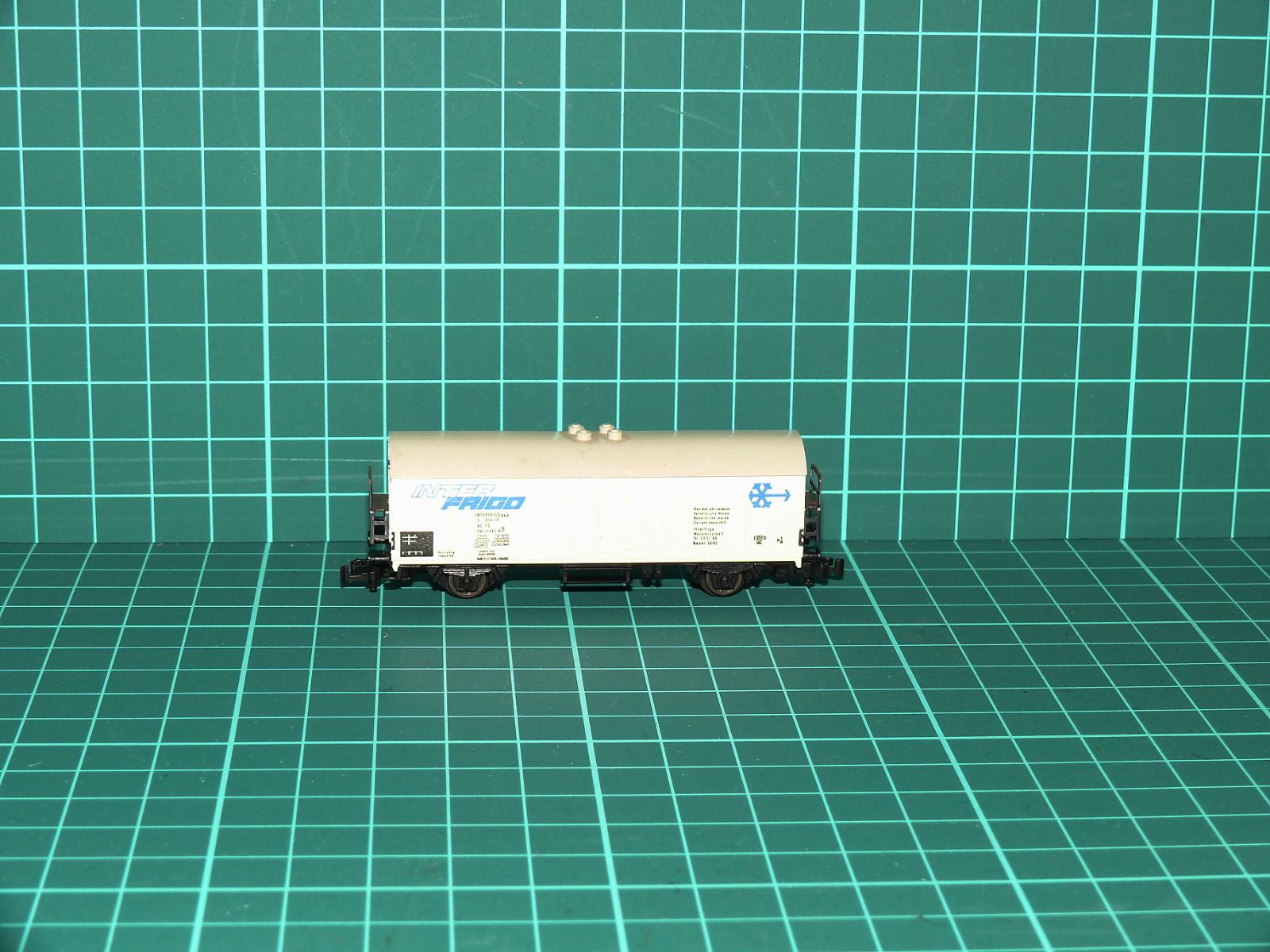 Fleischmann piccolo N - Dvounápravový chladicí vůz Ibbchs „INTERFRIGO“ (80 DB 083 0 690-3) DB (1:160) - kat. č. 8352 – N