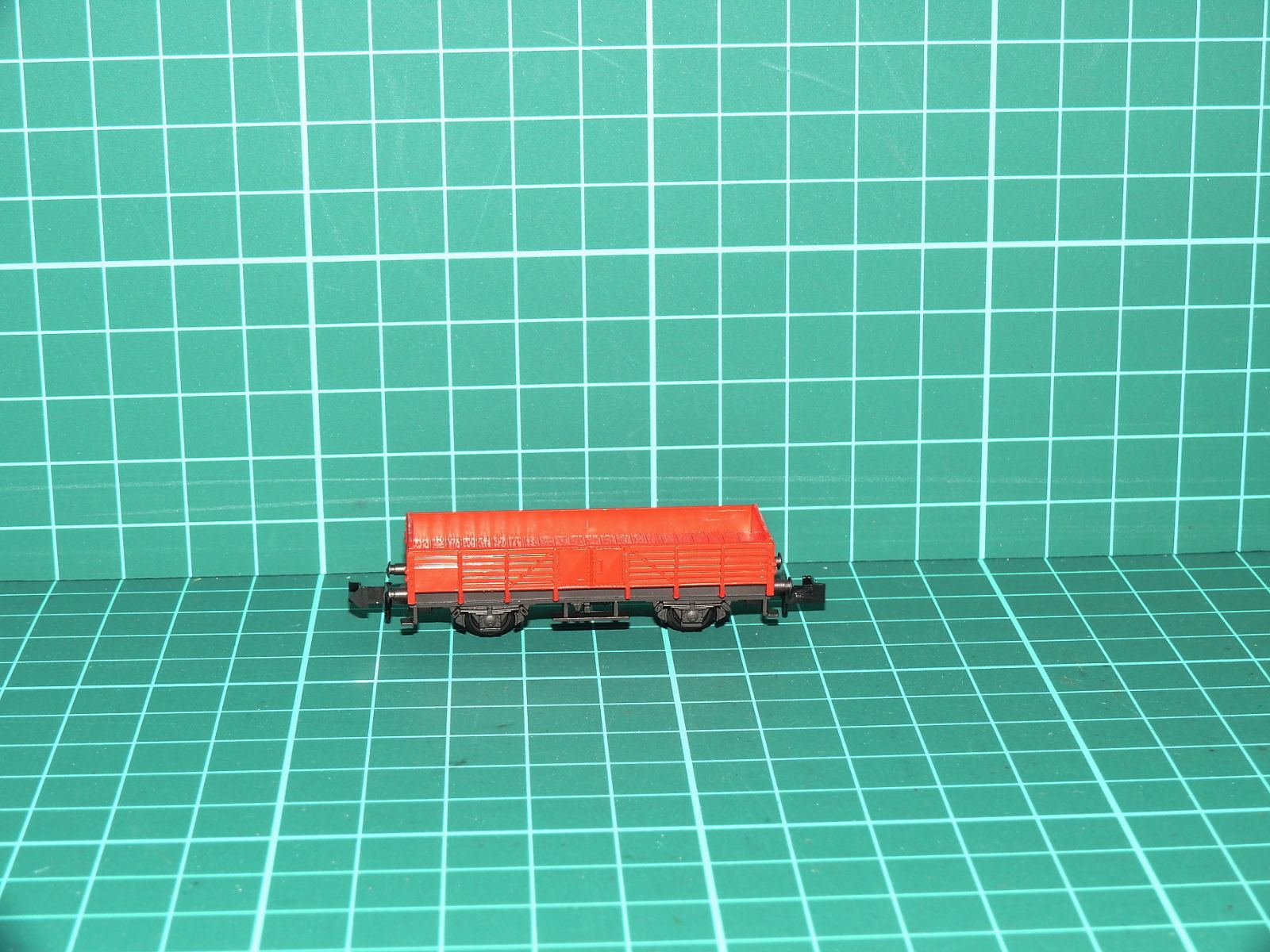 Arnold N - Dvounápravový otevřený nízkostěnný nákladní vůz, červený (1:160) – N