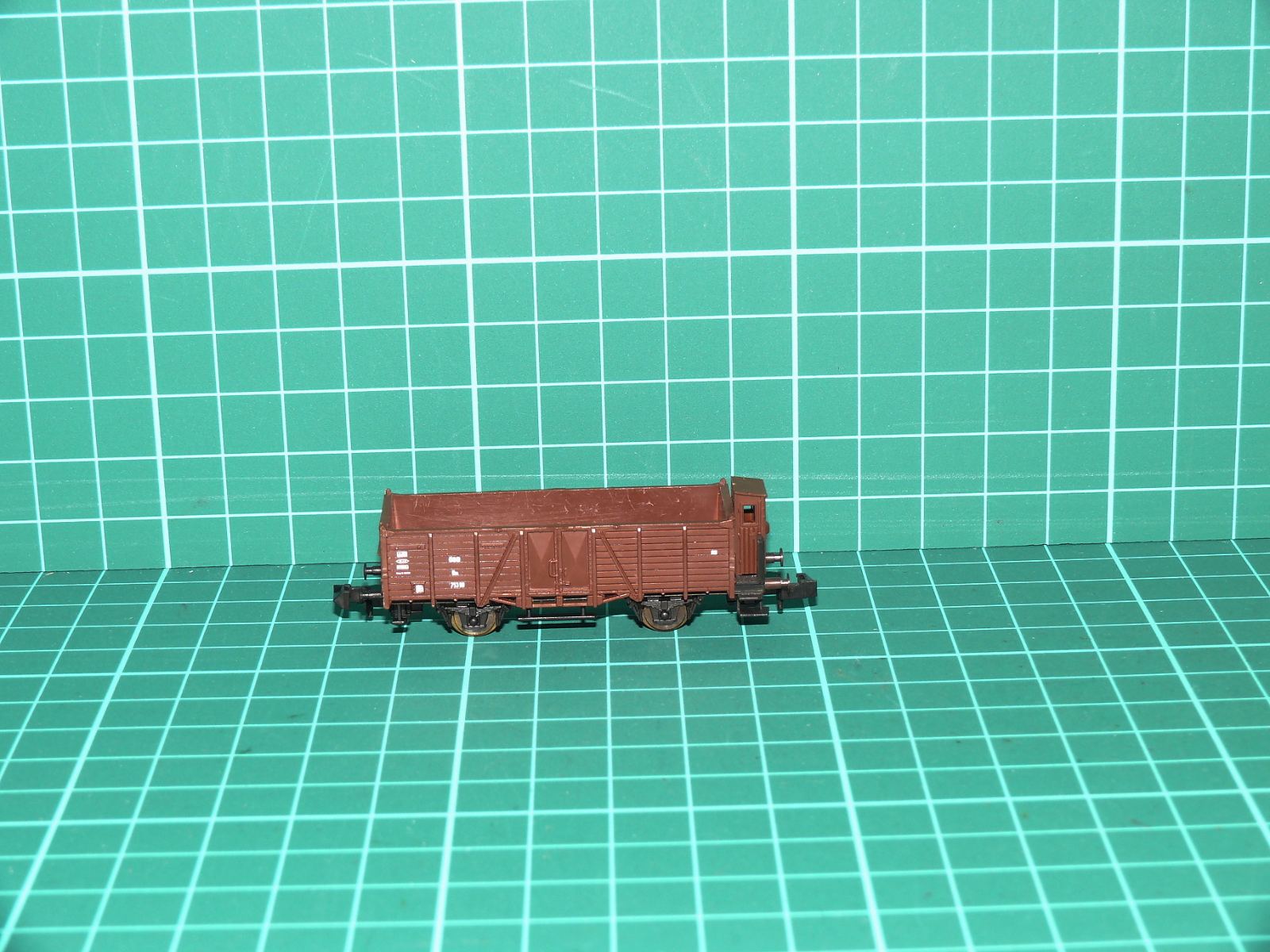 Roco N - Dvounápravový otevřený nákladní vůz s brzdařskou budkou Om / Omm (753 111) DB, hnědý (1:160) – N