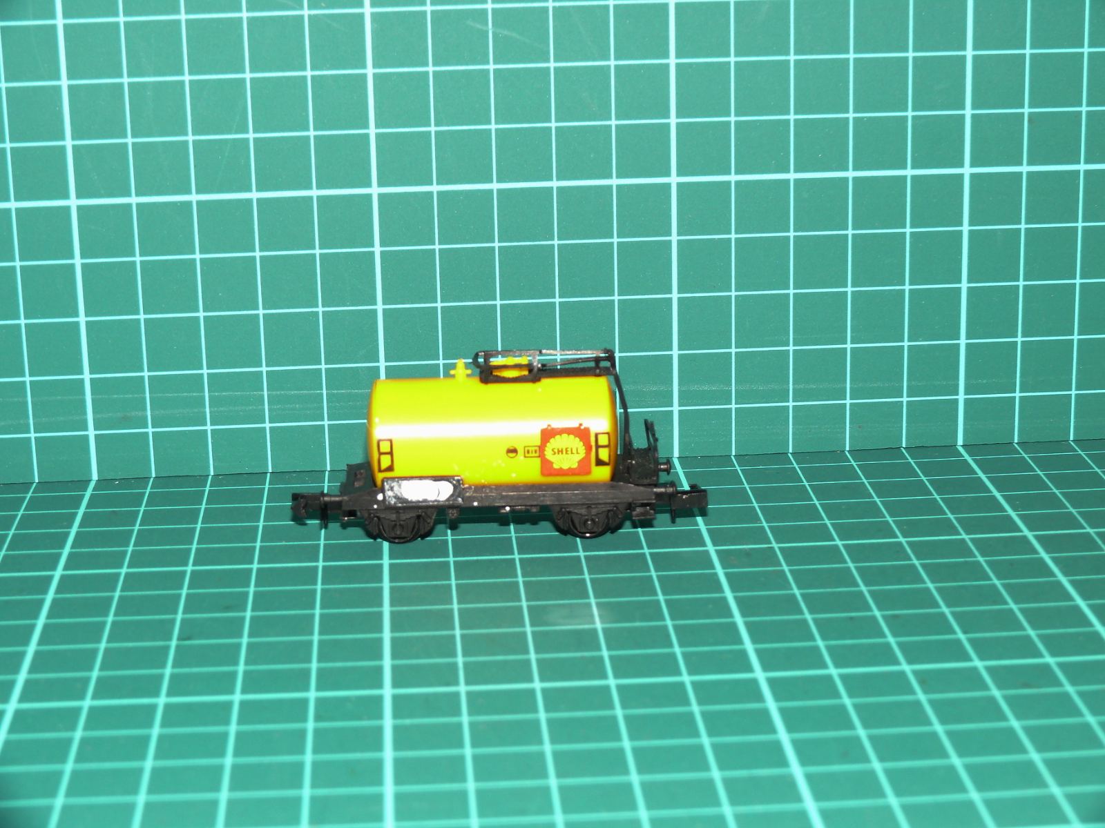 Arnold N - Dvounápravový cisternový vůz s plošinou „SHELL“ DB, žlutý (1:160) – N