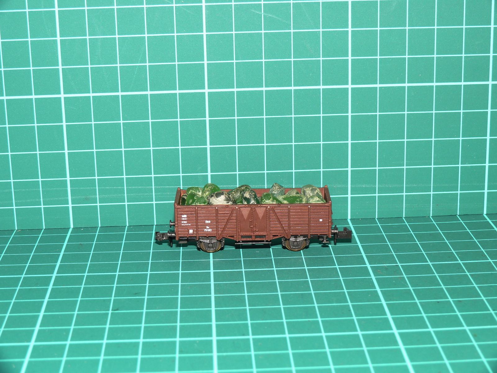 Roco N - Dvounápravový otevřený nákladní vůz s nákladem kameniva / skla Om (753 083) DB (1:160) – N