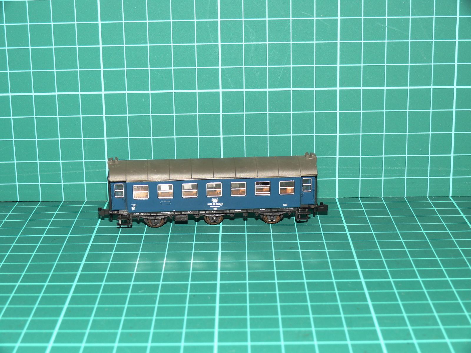 Roco N - Třínápravový obytný / dílenský služební vůz Bauzugwagen (60 80 99-23 002-2) DB, modrý (1:160) – N