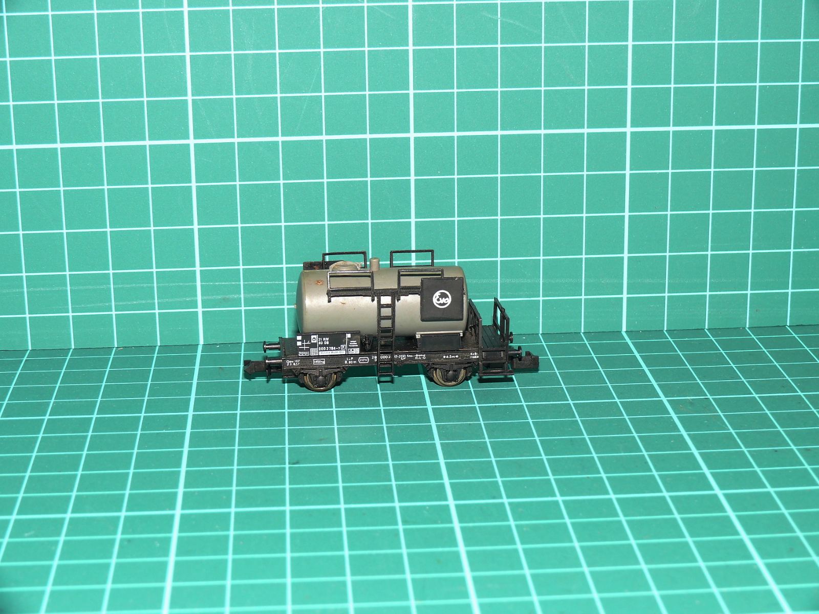 Fleischmann piccolo N - Dvounápravový cisternový vůz s brzdicí plošinou „EVA“ (000 2 784-7) DB (1:160) – N
