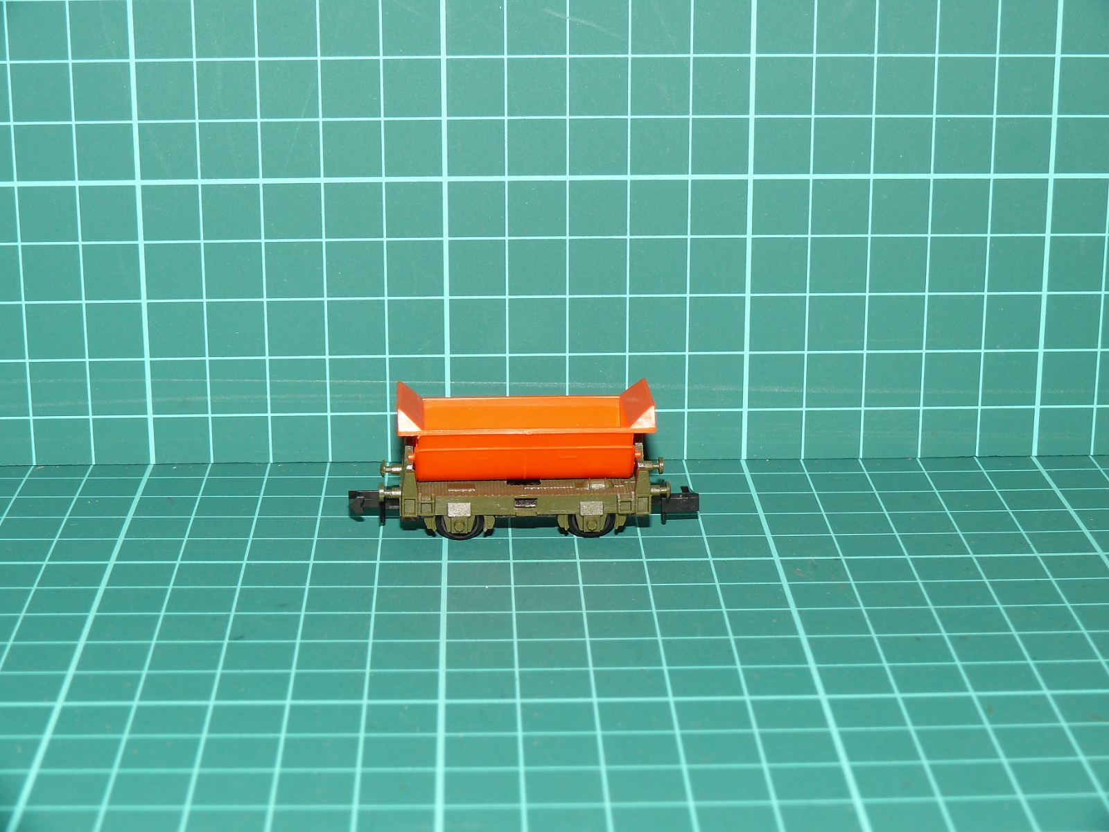 Arnold N - Dvounápravový vyklápěcí / výklopný vůz na sypké hmoty (Muldenkippwagen), oranžový/zelený (1:160) – N