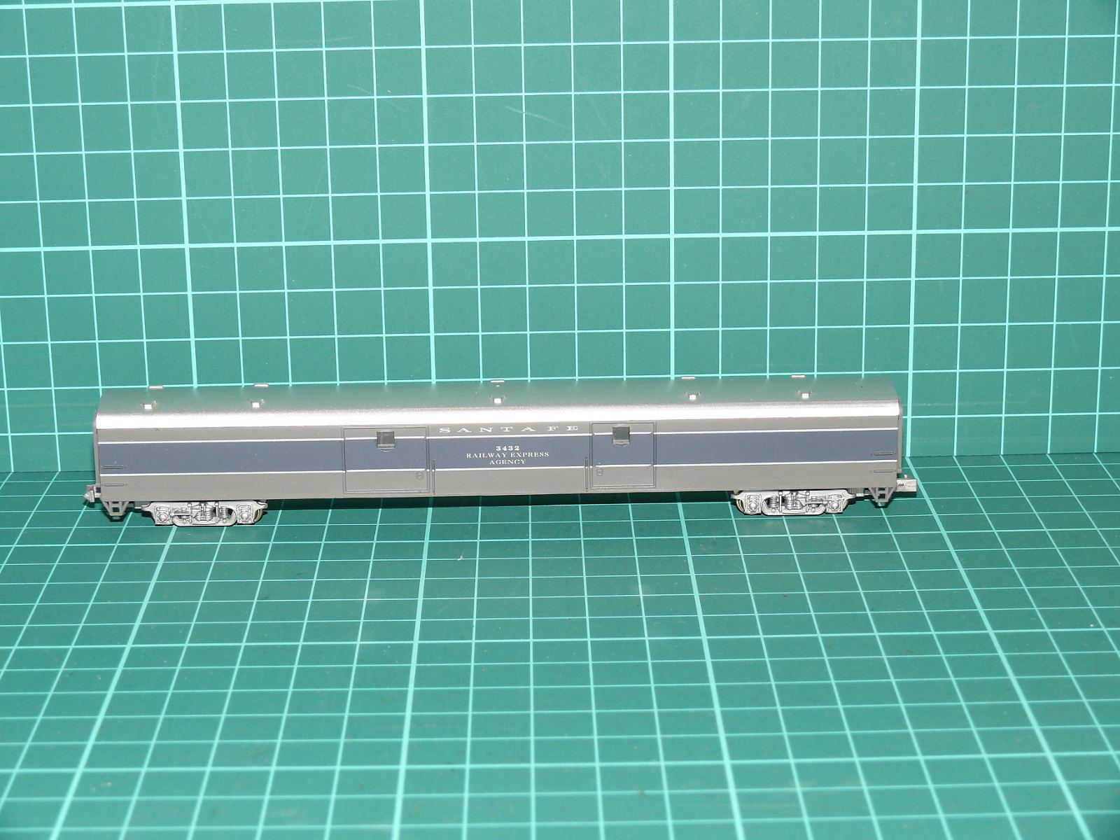 Rivarossi / Atlas N - Čtyrnápravový zavazadlový / poštovní expresní vůz Baggage Car „SANTA FE / REA“ (3432) ATSF (1:160) – N