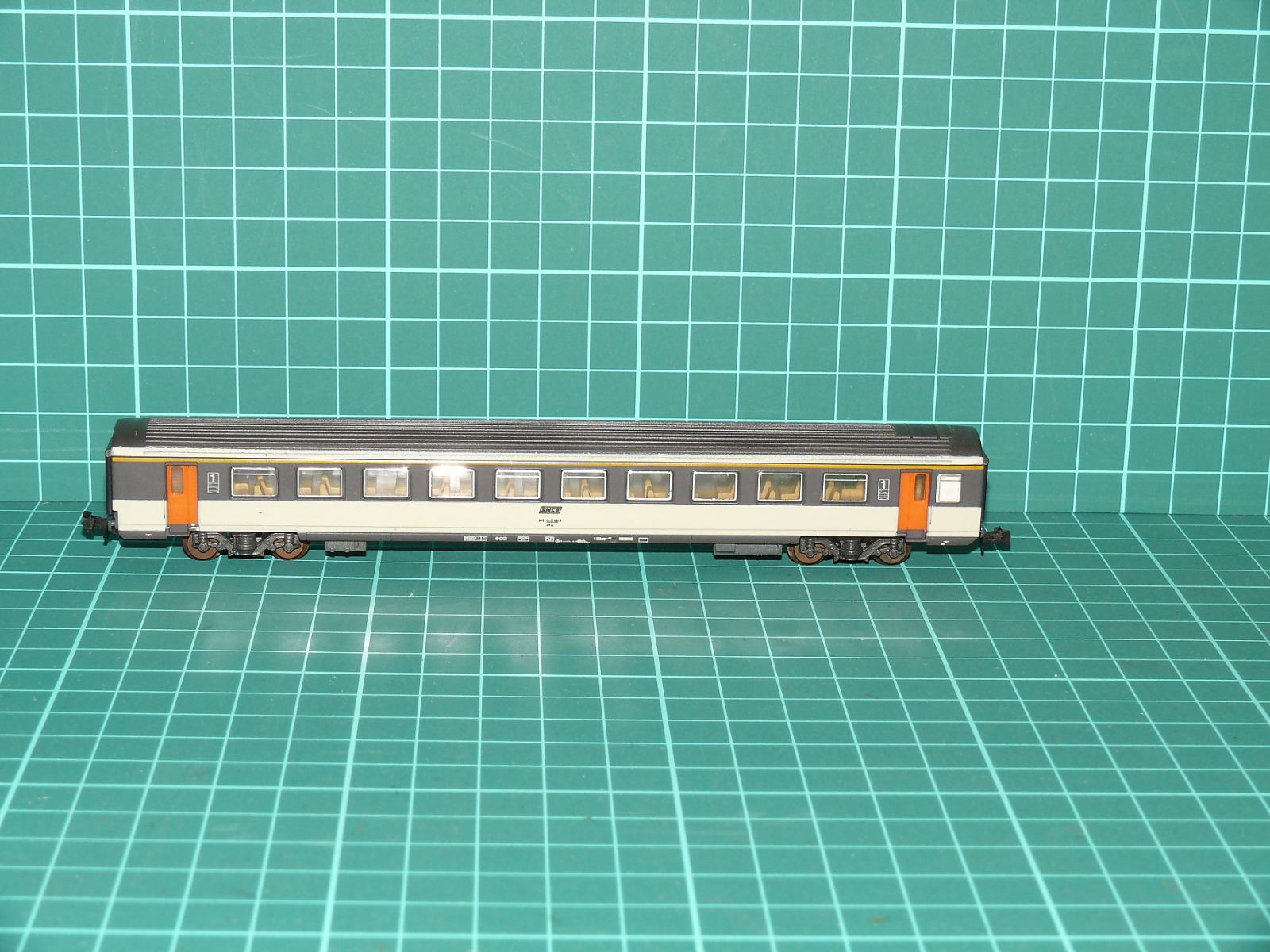 Roco N - Čtyrnápravový rychlíkový osobní vůz 1. třídy Corail A10rtj SNCF, epocha IV (1:160) – N