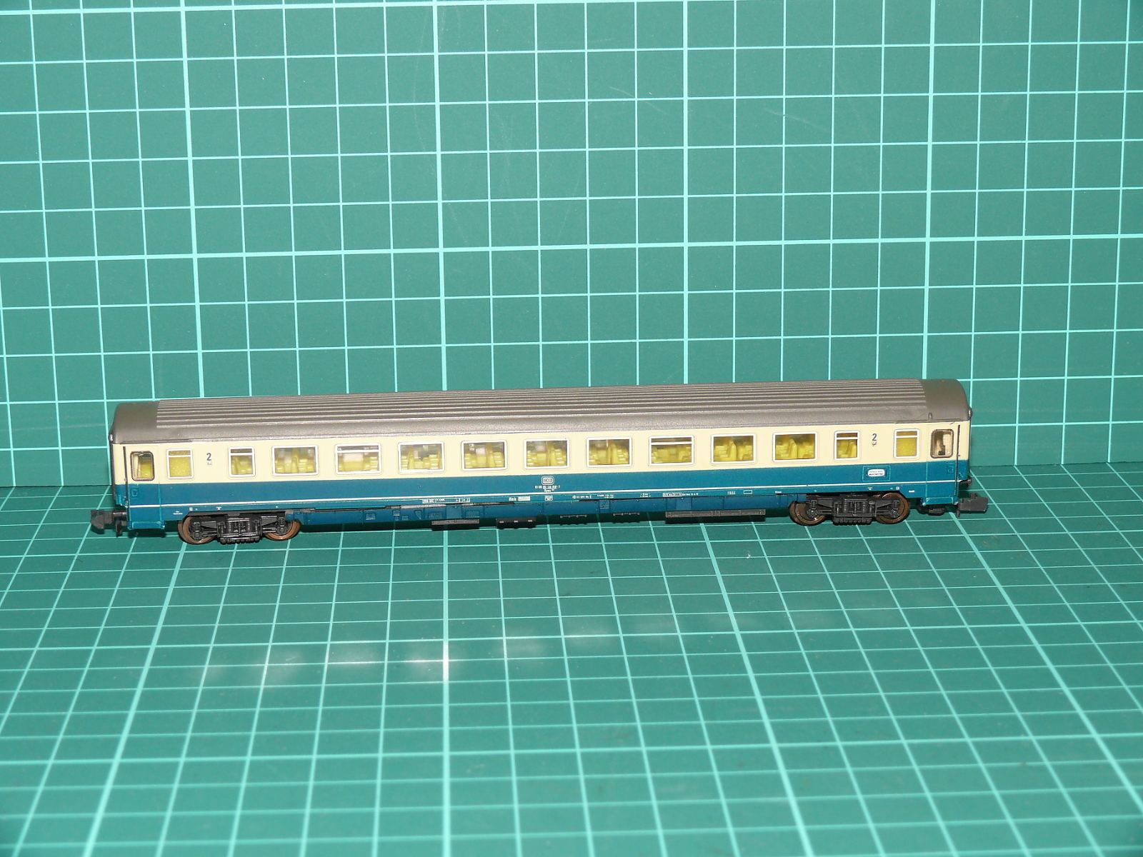 Roco N - Čtyrnápravový rychlíkový osobní vůz 2. třídy Bm 235 DB, oceánská modř / béžová (1:160) – N