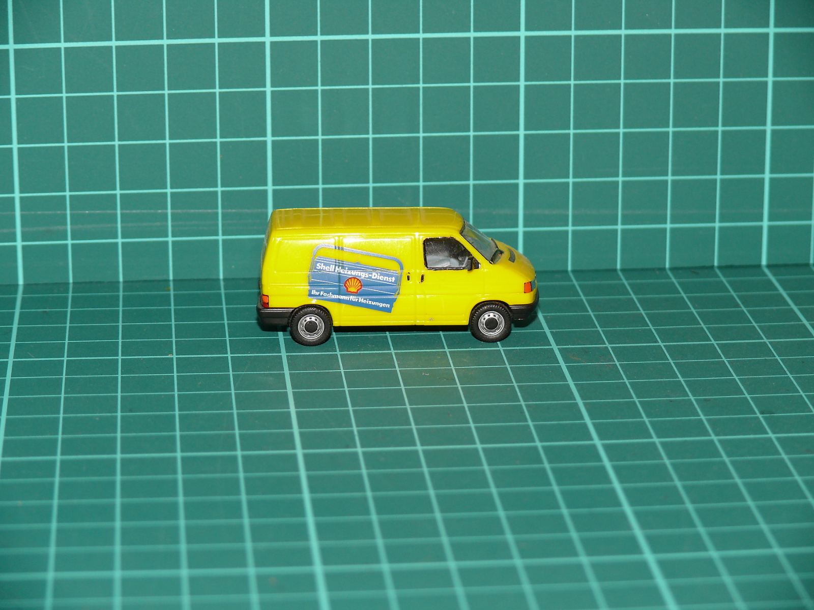 Herpa - Volkswagen Transporter T4 Skříňová dodávka „Shell Heizungs-Dienst“ – H0