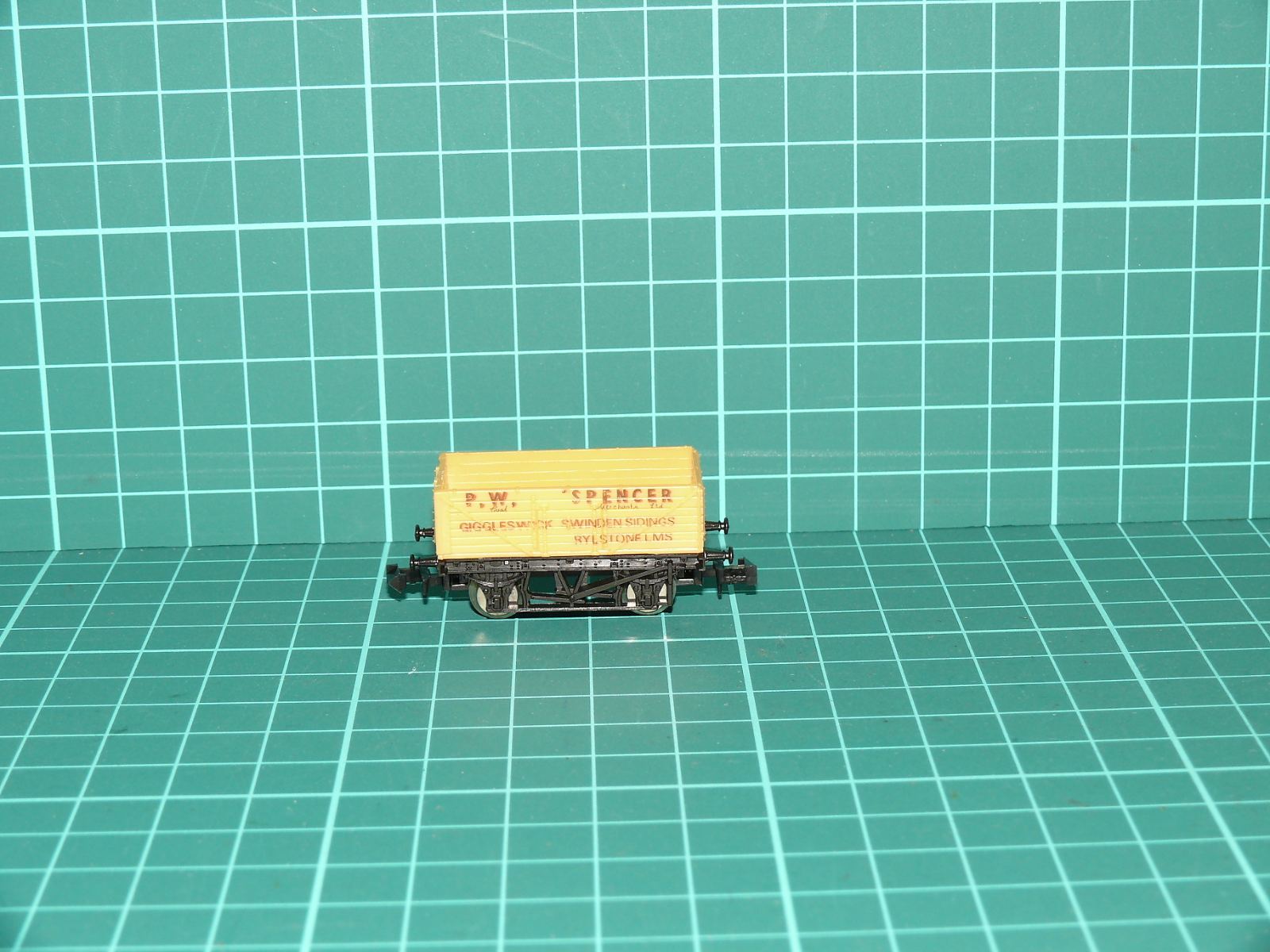 Lima N - Dvounápravový otevřený uhelný vůz „P. W. SPENCER“ LMS, pískově žlutý (1:160) – N
