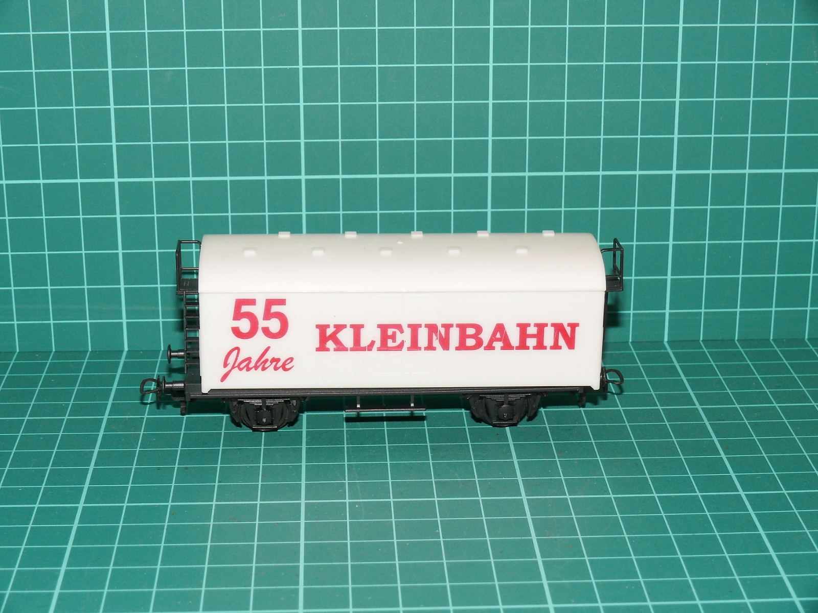 Kleinbahn H0 - Dvounápravový chladicí / jubilejní vůz „55 Jahre KLEINBAHN“, bílý (1:87) – H0