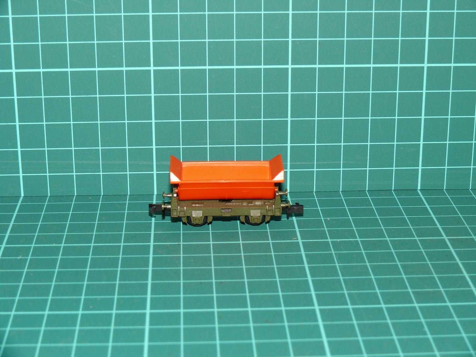 Arnold N - Dvounápravový vyklápěcí polní / stavební vůz Muldenkippwagen, oranžovo-zelený (1:160) – N