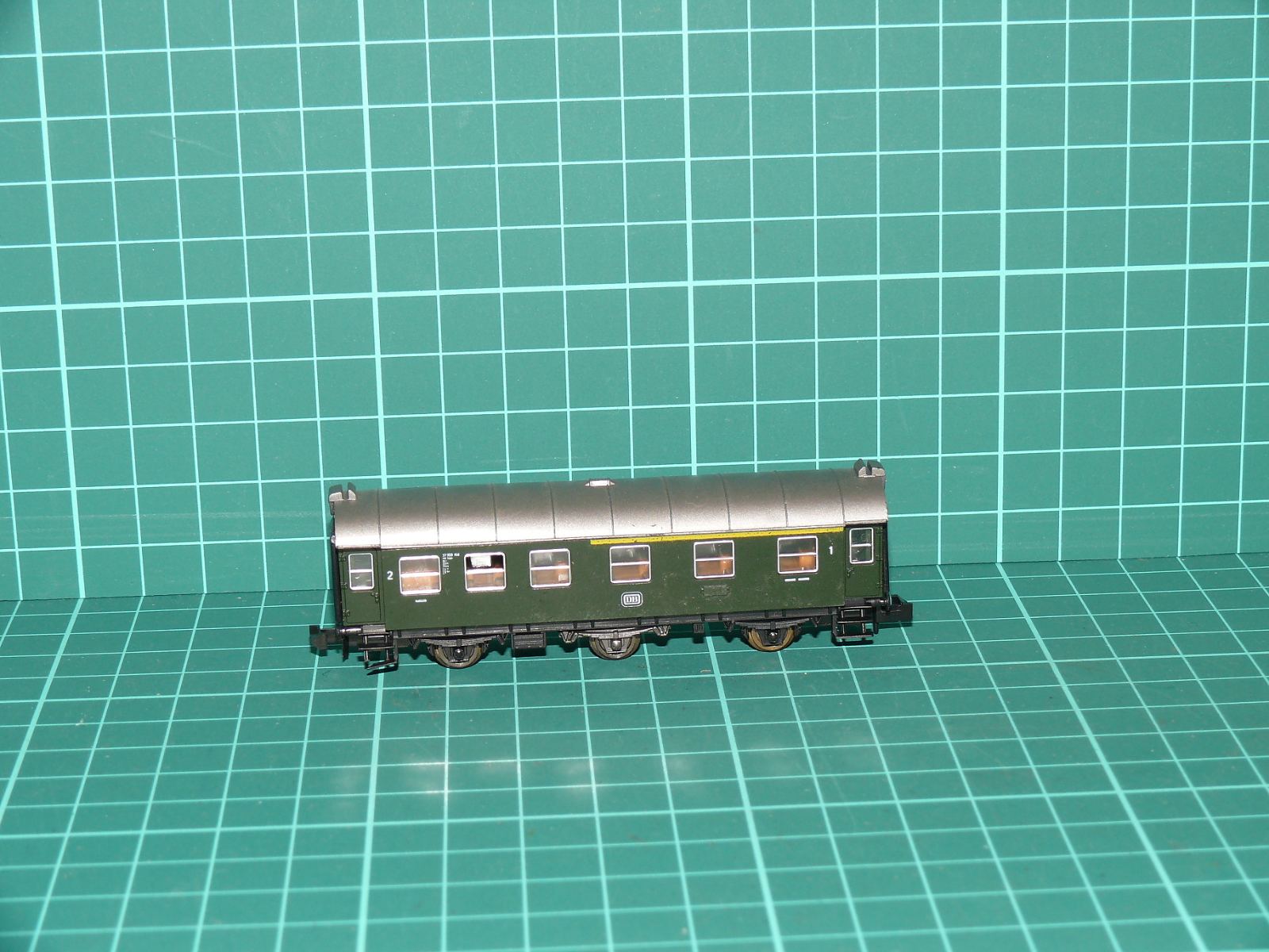 Roco N - Třínápravový přestavbový osobní vůz 1./2. třídy AB3yge DB, zelený (1:160) – N