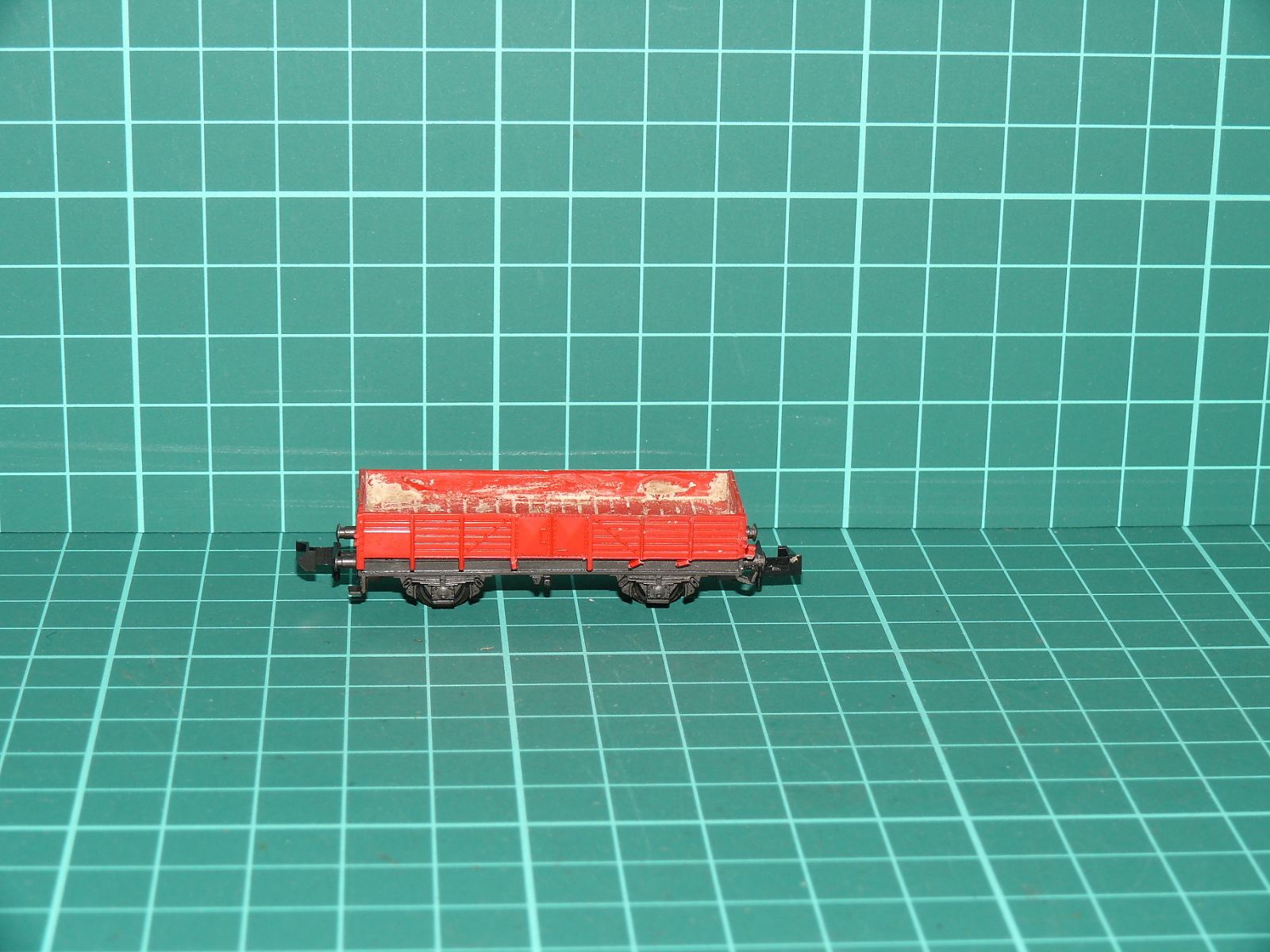 Lima N - Dvounápravový otevřený nízkostěnný nákladní vůz, červený (1:160) – N